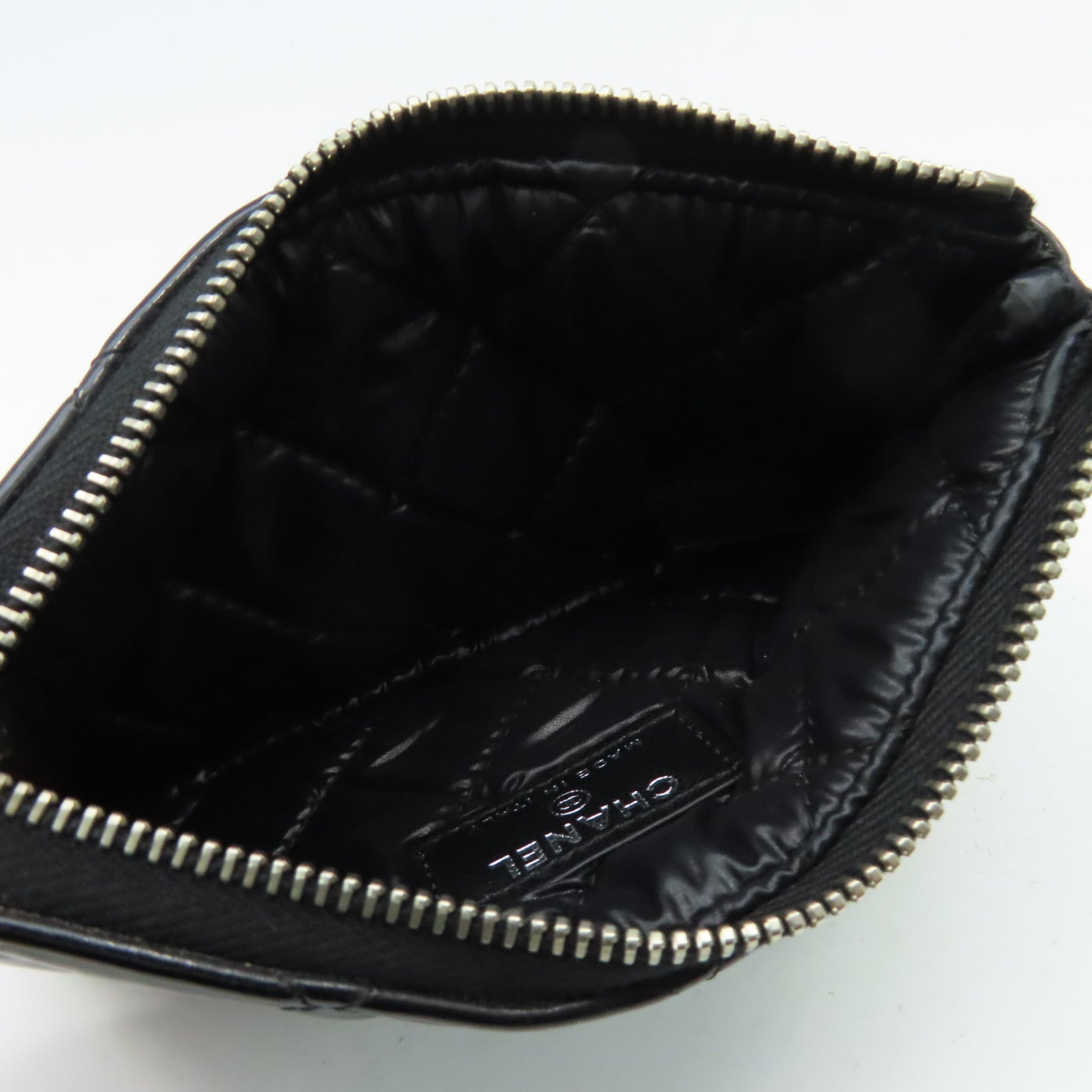 CHANEL 漆皮皮革Pouch銀扣手拿包黑色