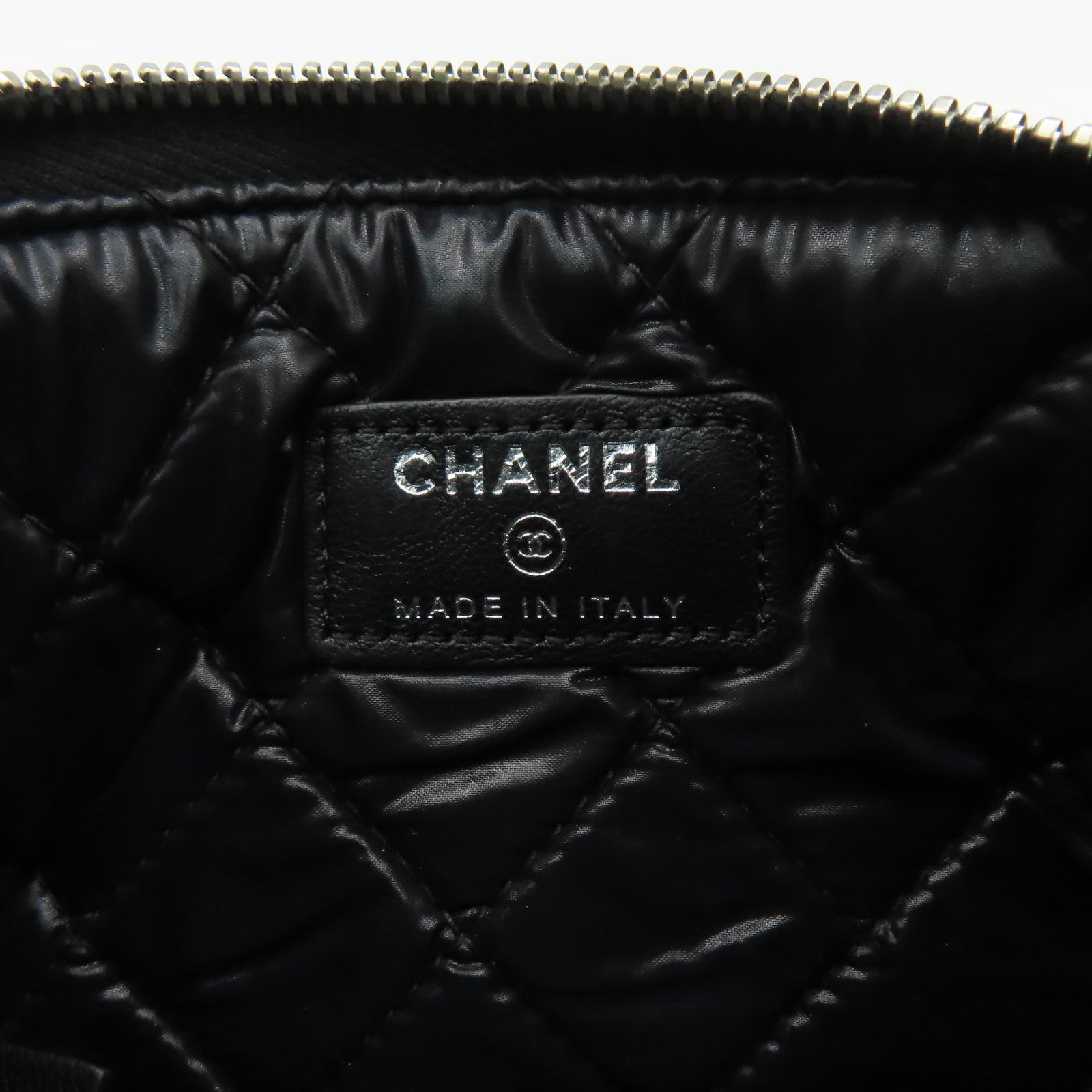 CHANEL 漆皮皮革Pouch銀扣手拿包黑色