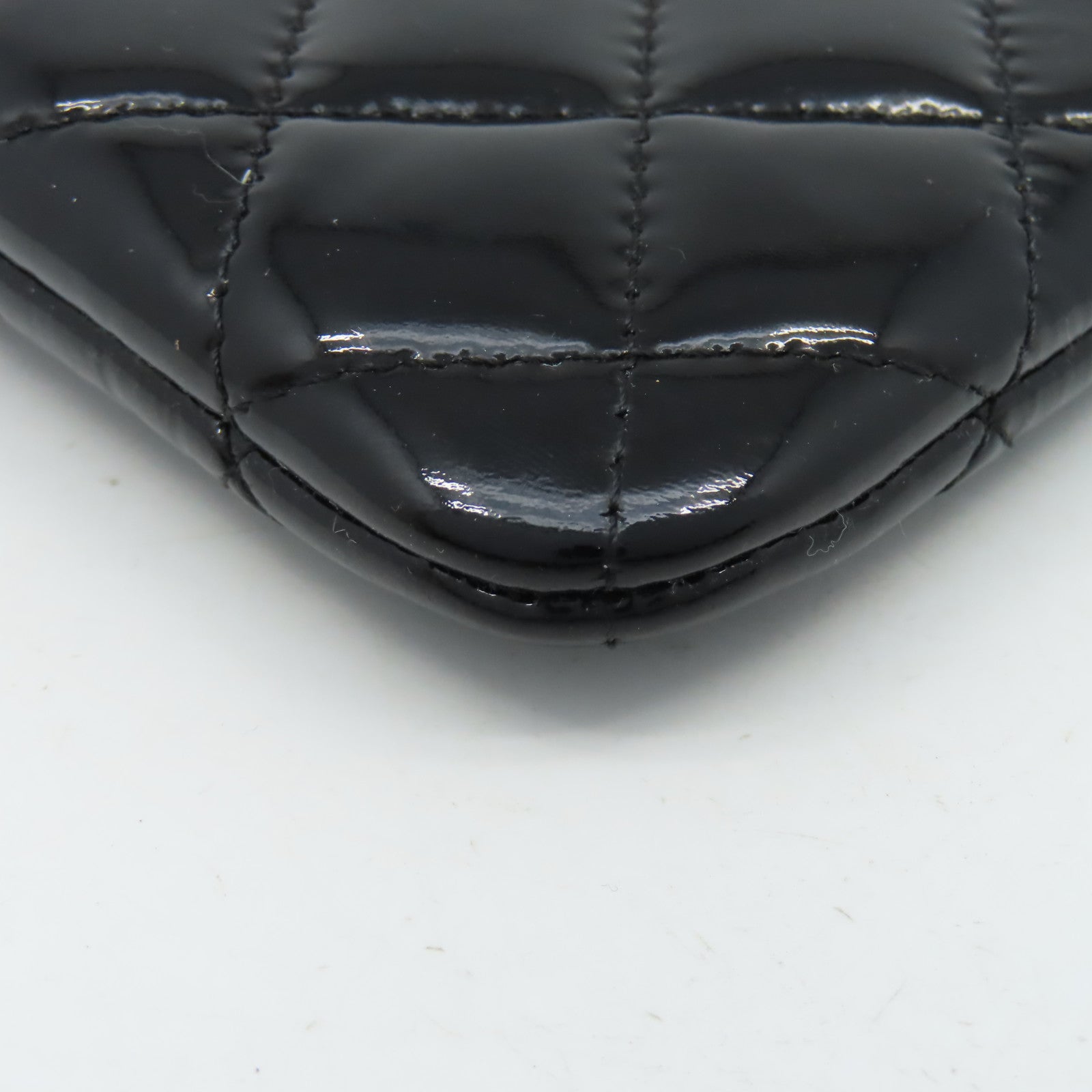 CHANEL 漆皮皮革Pouch銀扣手拿包黑色