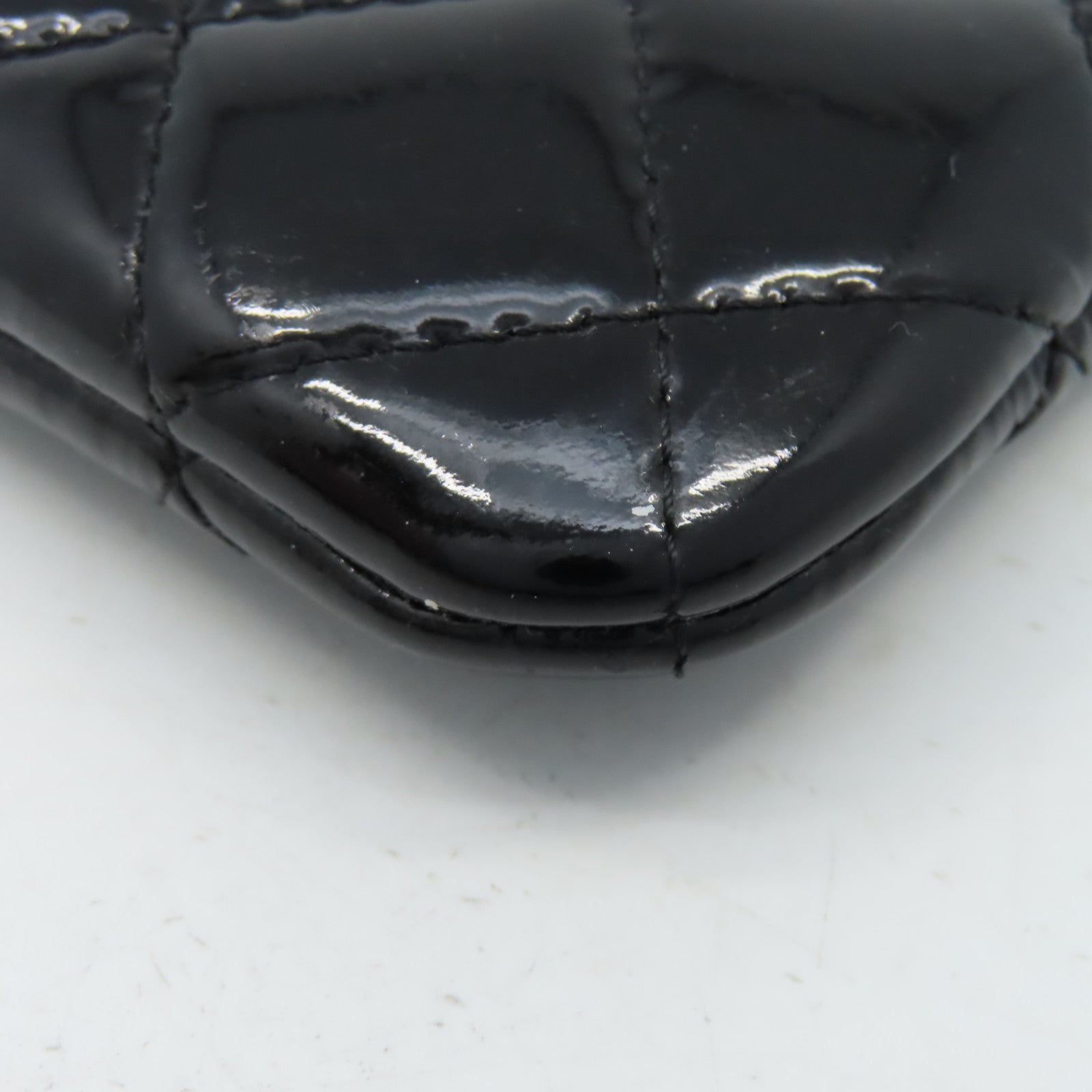 CHANEL 漆皮皮革Pouch銀扣手拿包黑色