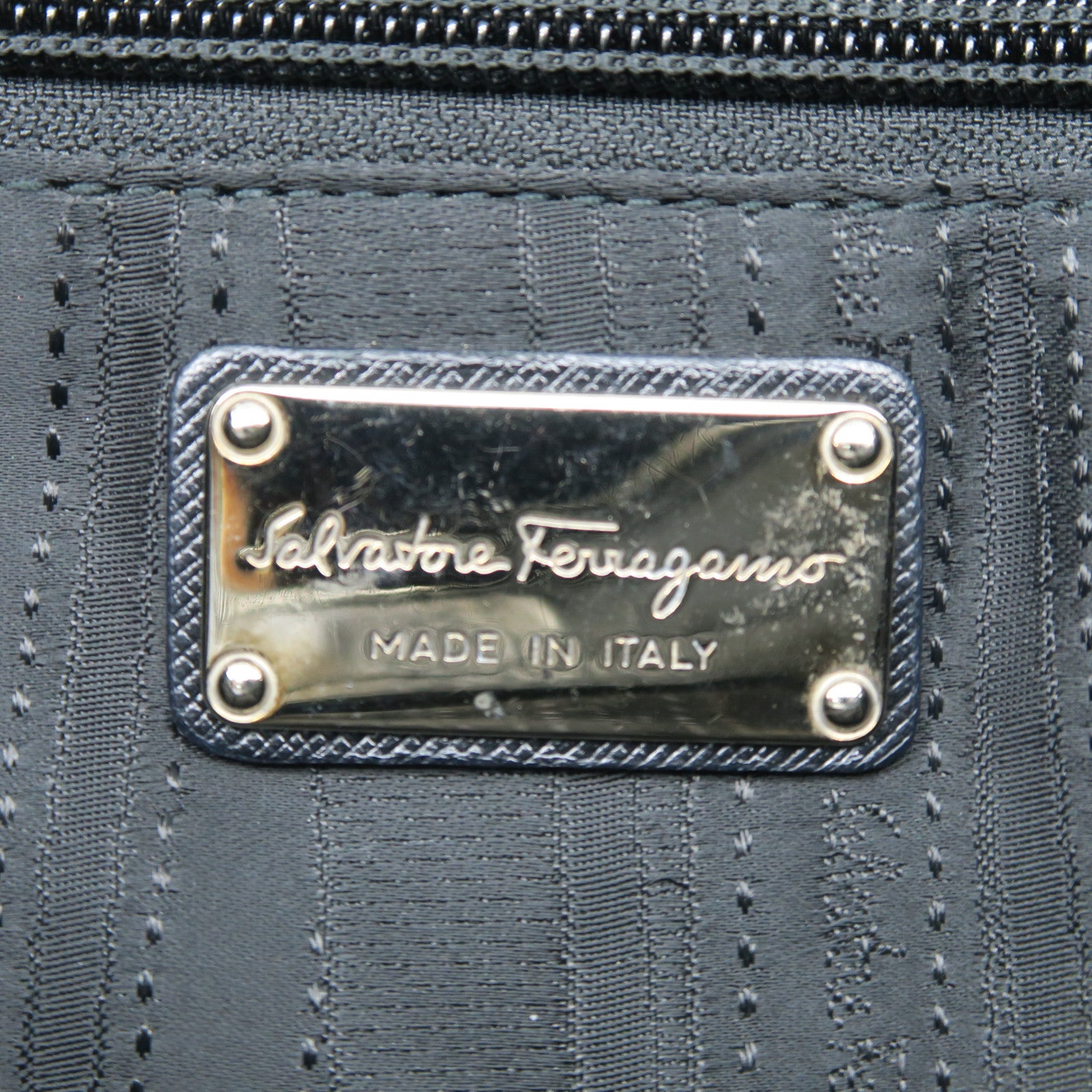 Salvatore Ferragamo 牛皮皮革Shoulder Bag银扣肩背袋黑色