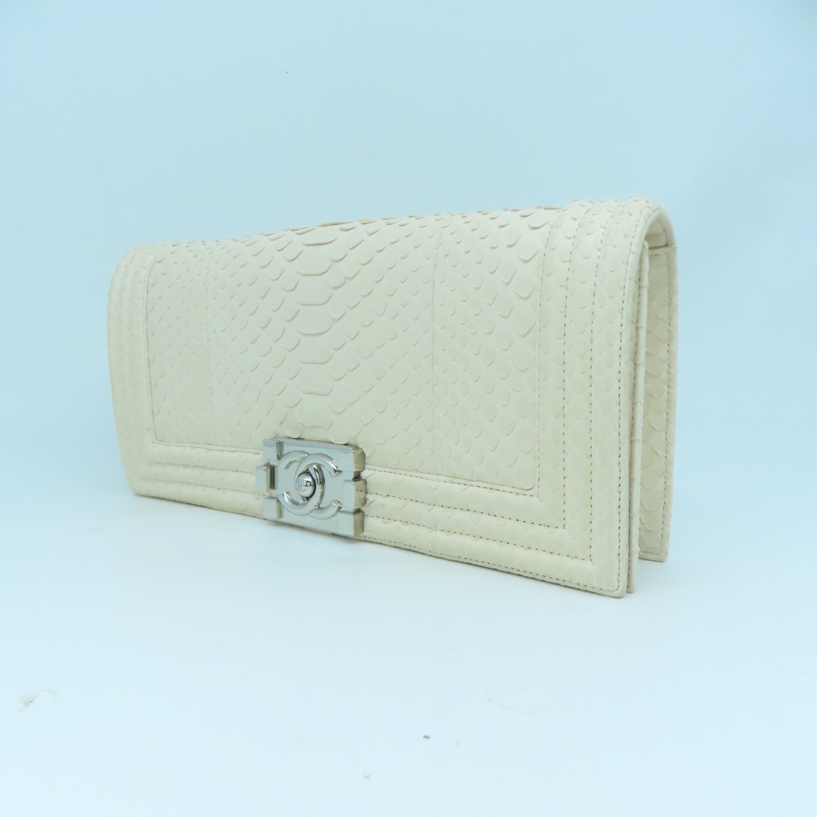 CHANEL 蛇皮皮革Clutch Bag銀扣手拿包米色