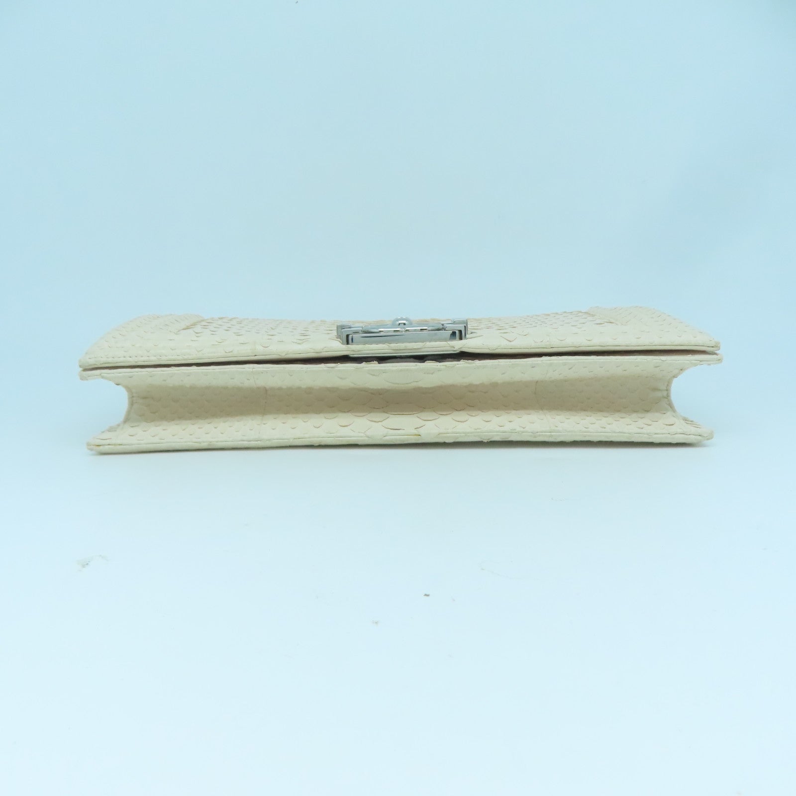 CHANEL 蛇皮皮革Clutch Bag銀扣手拿包米色