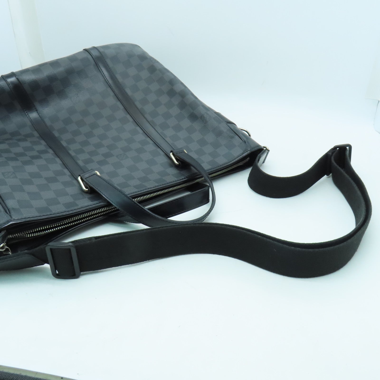 LOUIS VUITTON Damier Graphite Tadao MM銀扣手挽肩背兩用袋黑色/灰色