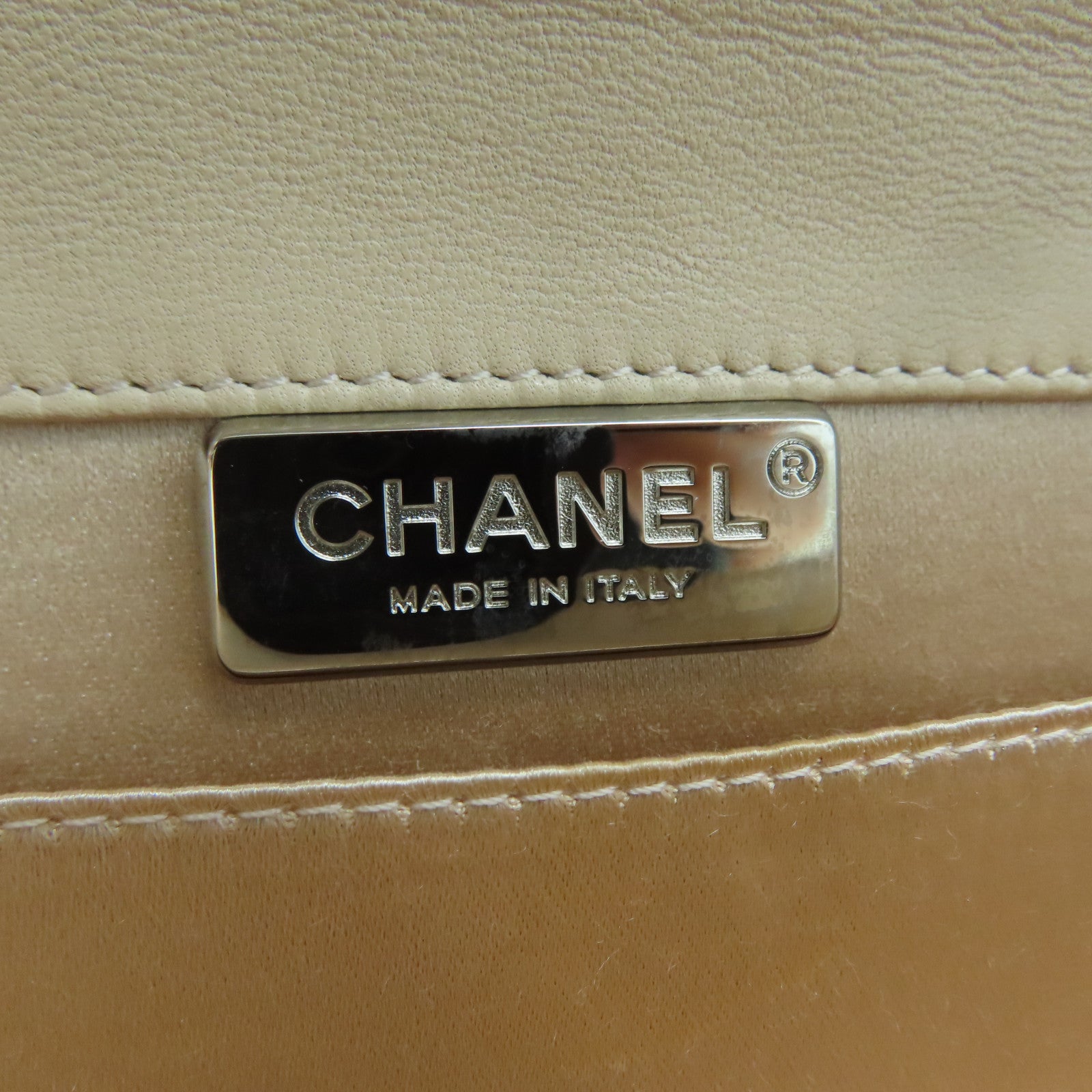 CHANEL 蛇皮皮革Clutch Bag銀扣手拿包米色