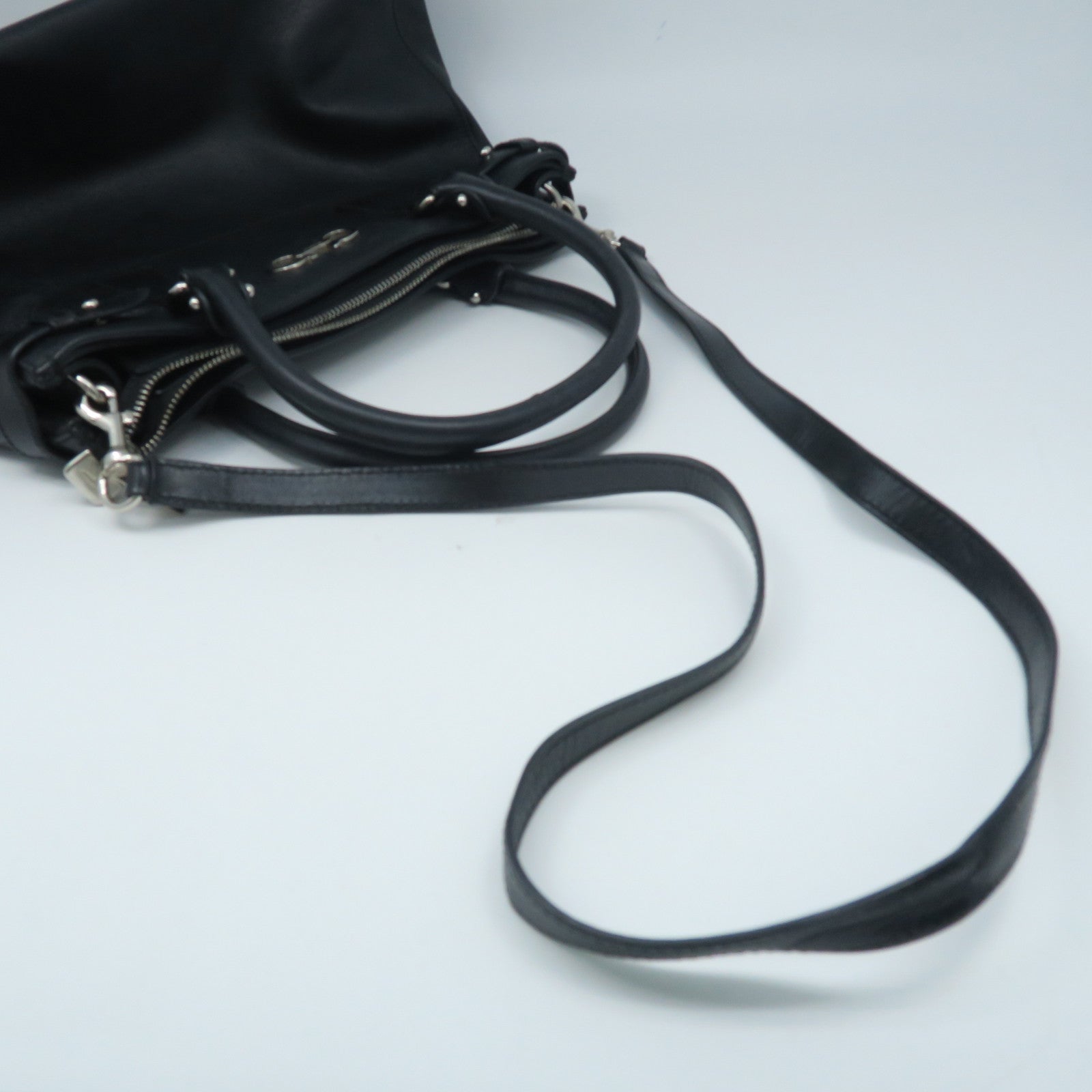 Salvatore Ferragamo 牛皮皮革Shoulder Bag银扣肩背袋黑色
