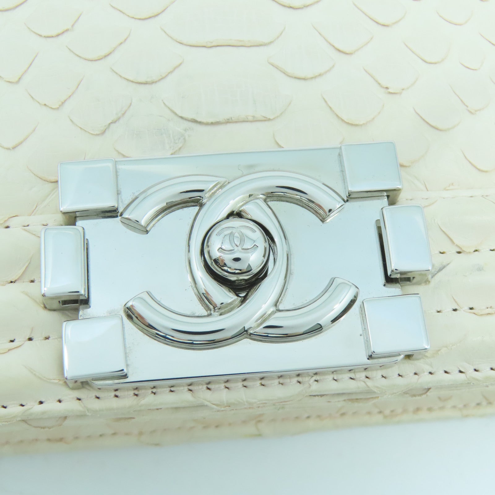 CHANEL 蛇皮皮革Clutch Bag銀扣手拿包米色
