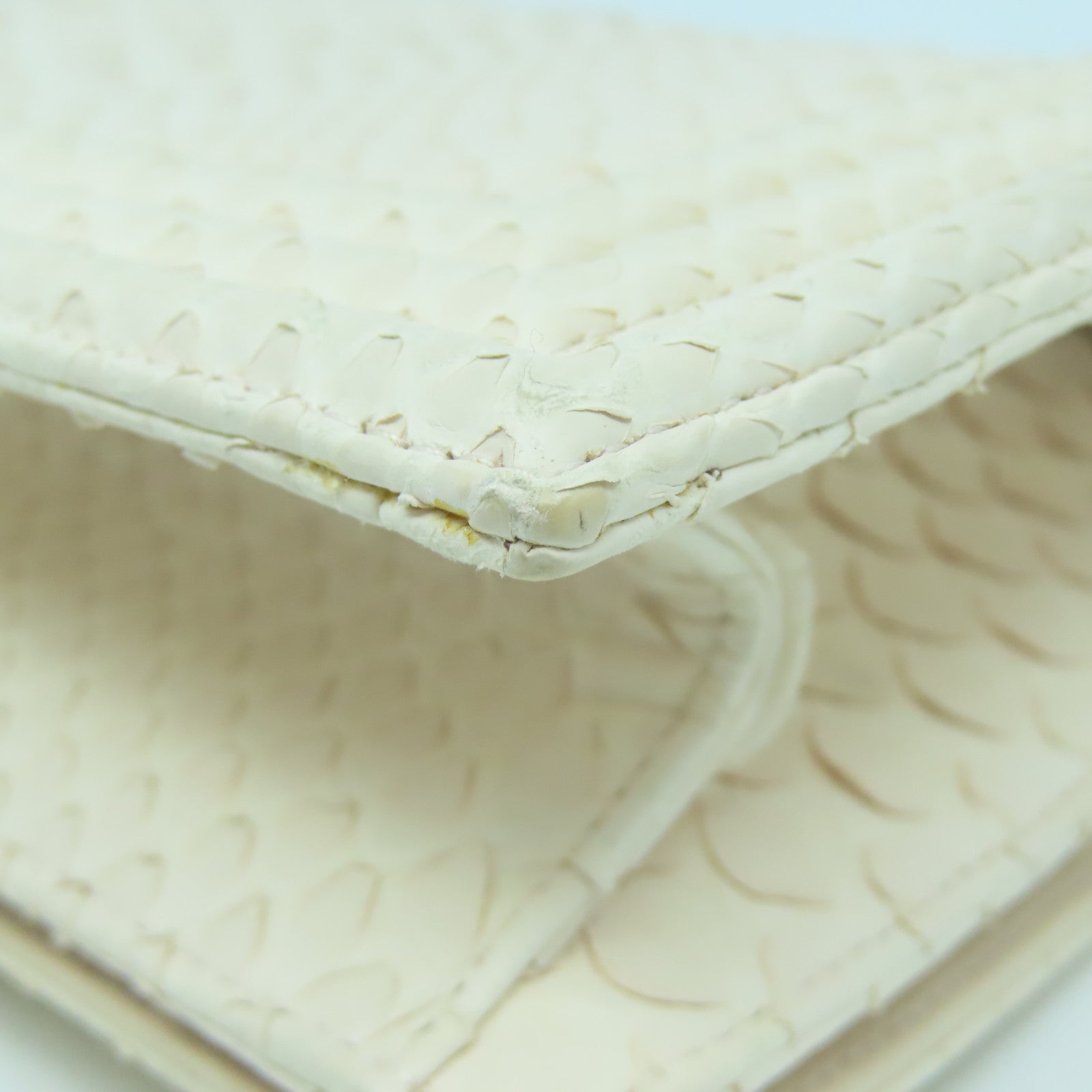 CHANEL 蛇皮皮革Clutch Bag銀扣手拿包米色