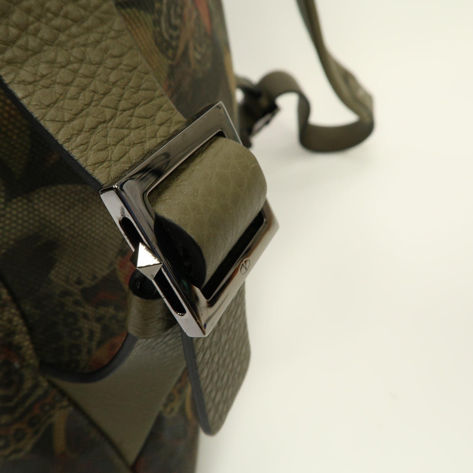 Valentino 帆布Backpack銀扣背包卡其色
