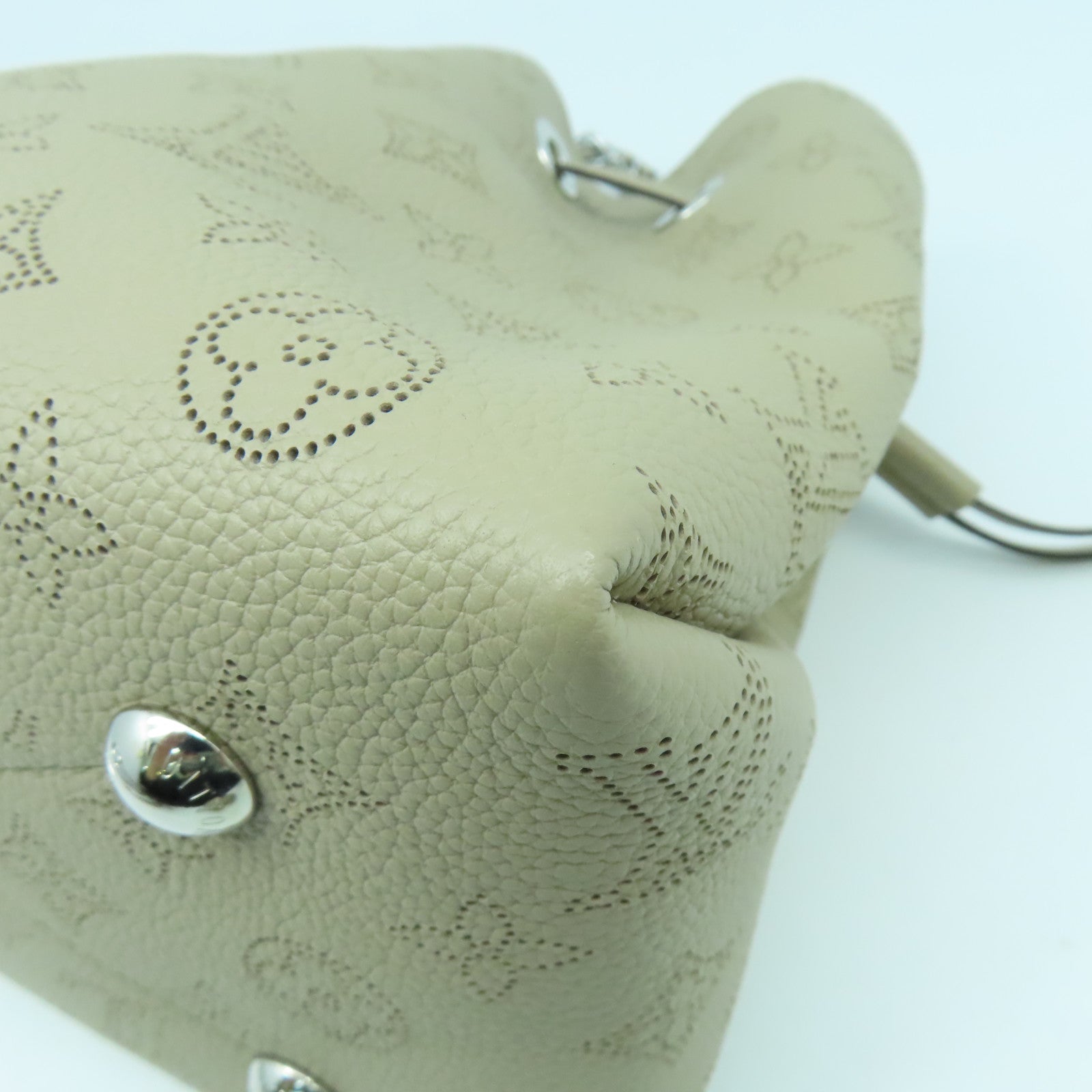 LOUIS VUITTON Monogram Mahina Bella銀扣手挽肩背兩用袋米色