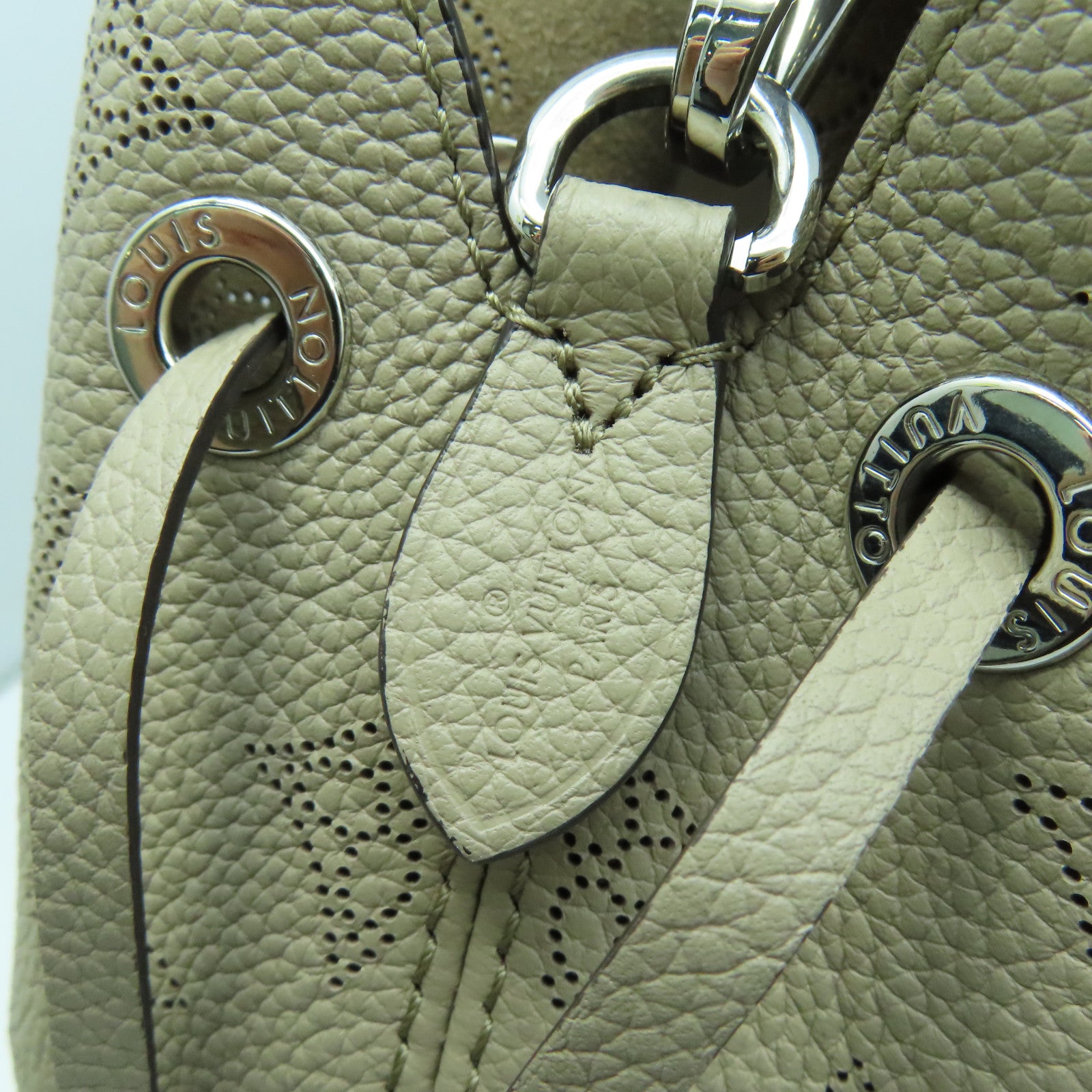 LOUIS VUITTON Monogram Mahina Bella銀扣手挽肩背兩用袋米色