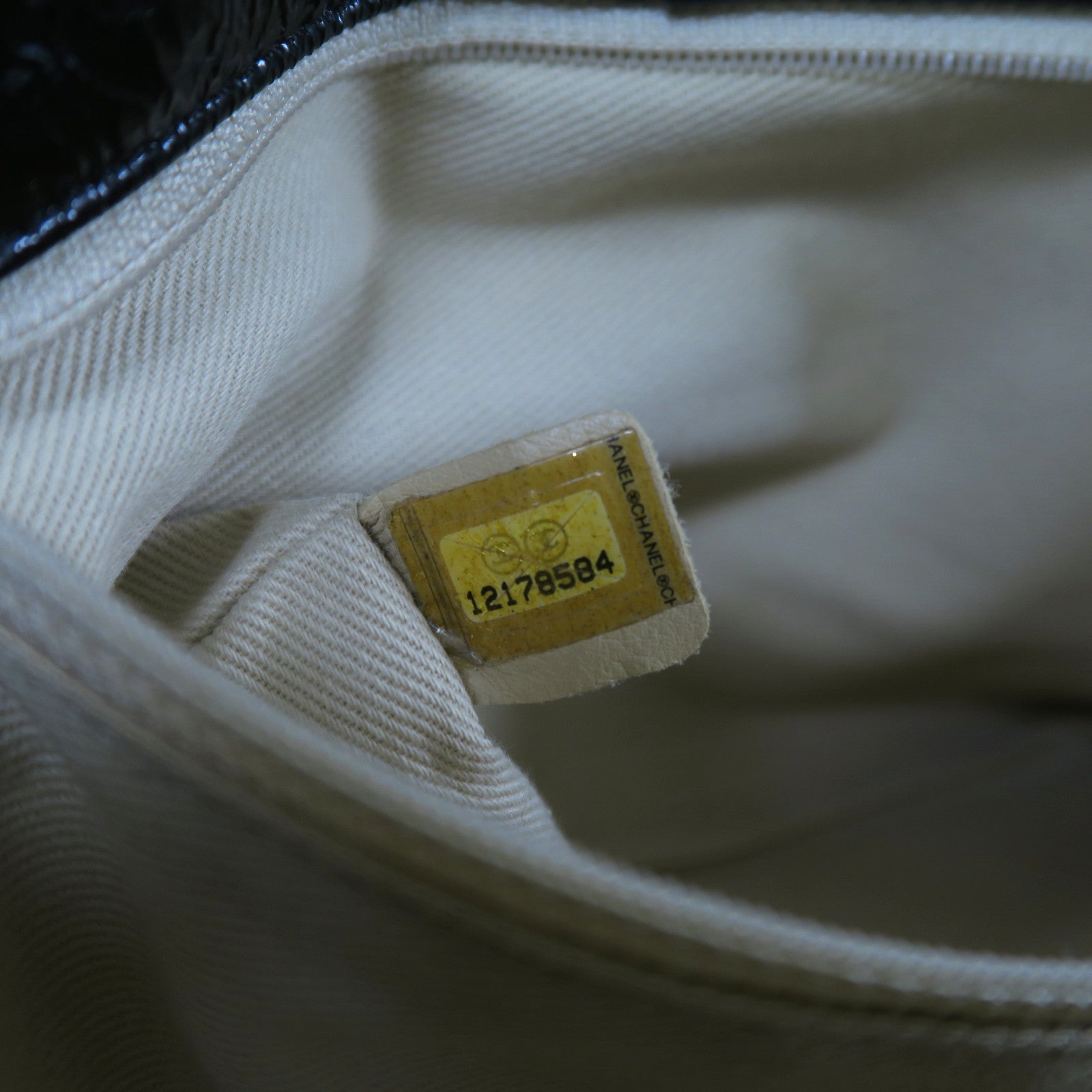 CHANEL 漆皮皮革Chain Shoulder金扣鏈帶肩背袋黑色