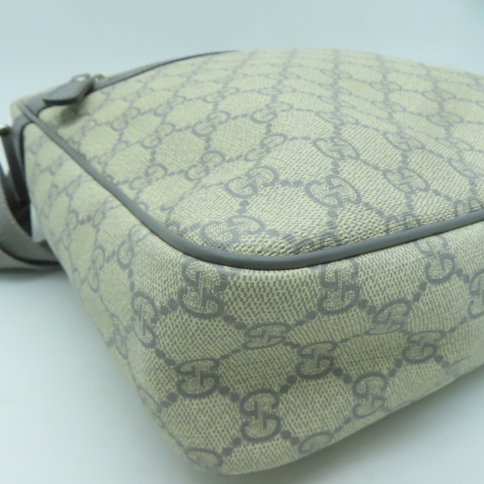 GUCCI 塗層帆布Shoulder Bag銀扣肩背袋灰色