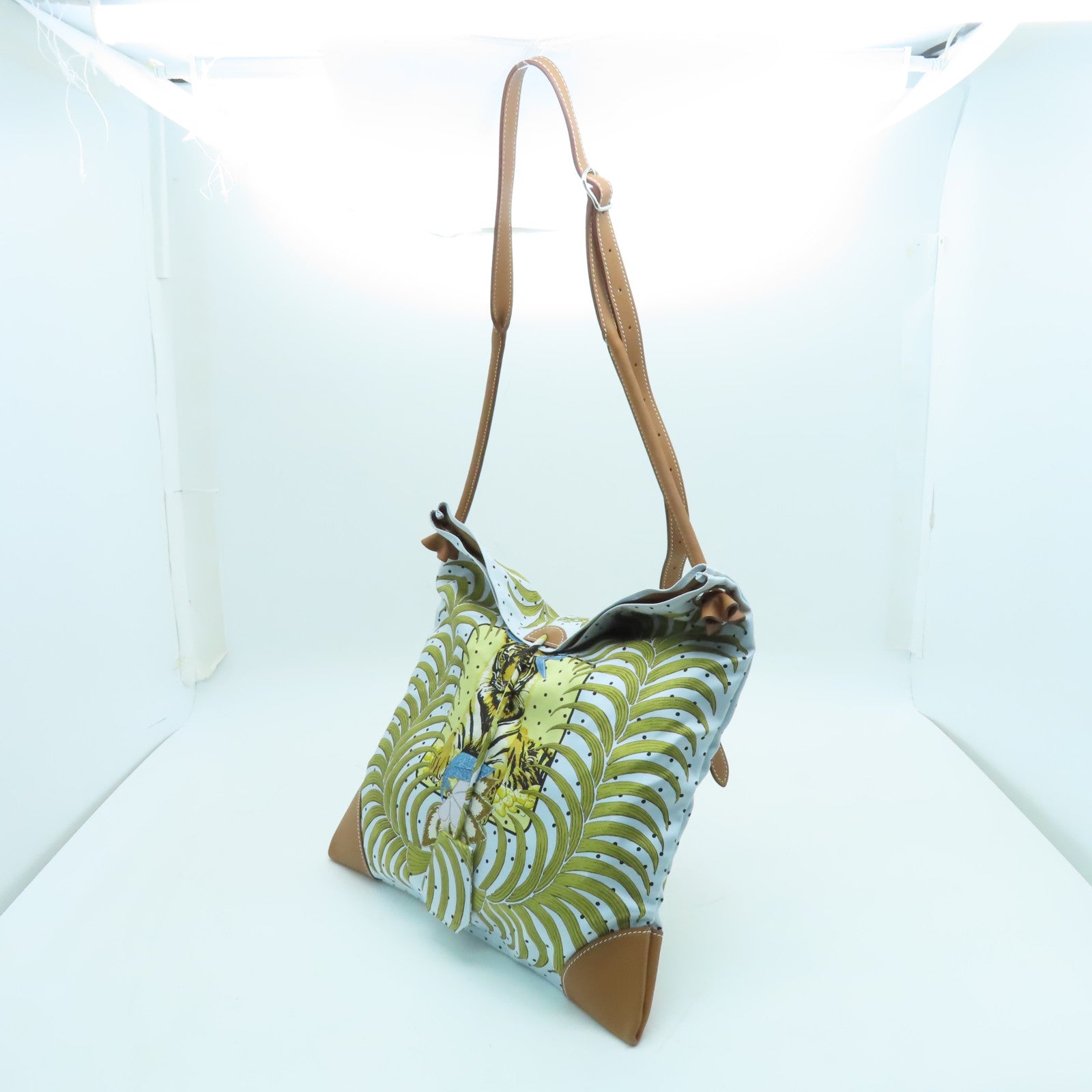 HERMES 絲質Silk In City肩背袋淺藍色/多色