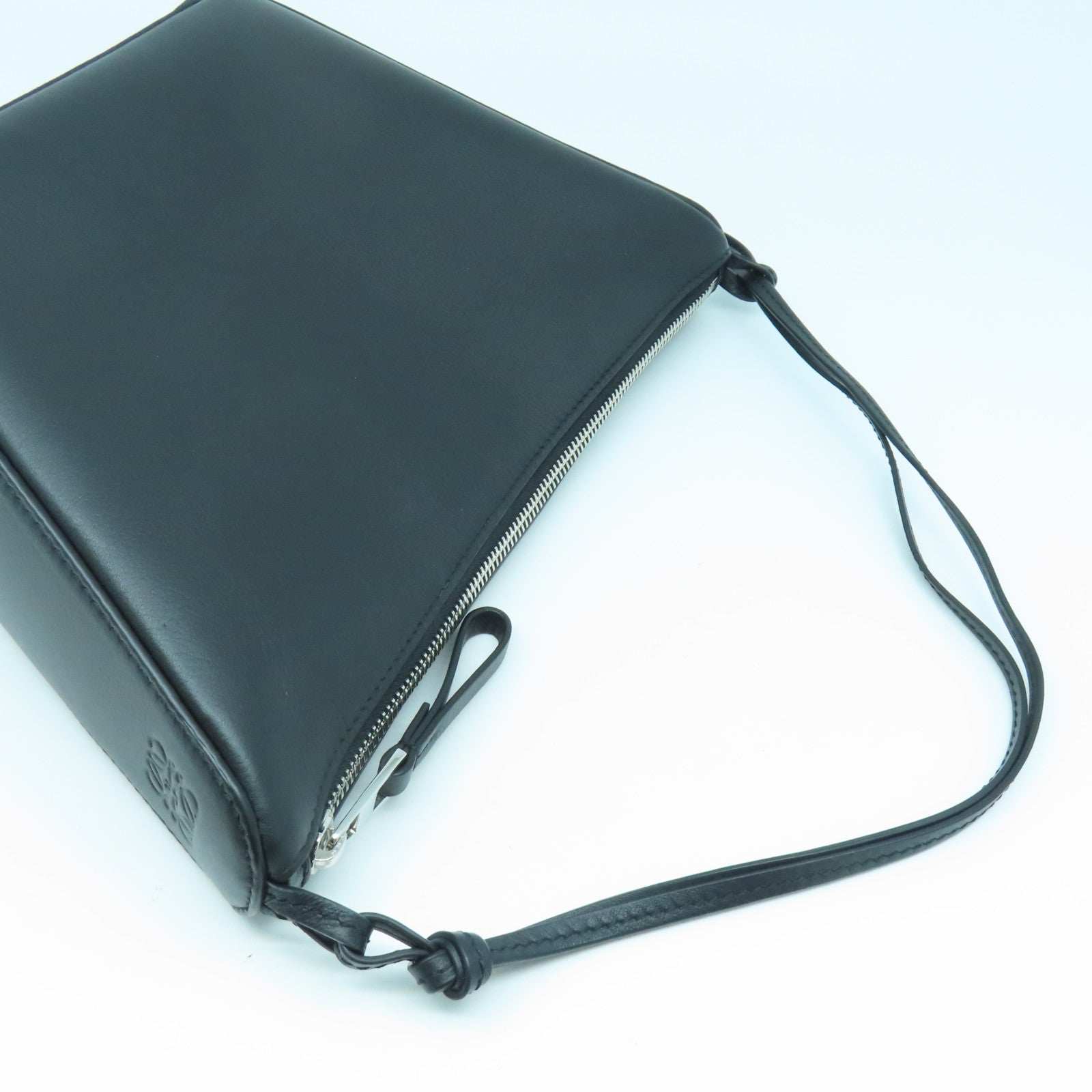 LOEWE 牛皮皮革Mini Hammock Hobo Bag In Classic銀扣手挽肩背兩用袋黑色