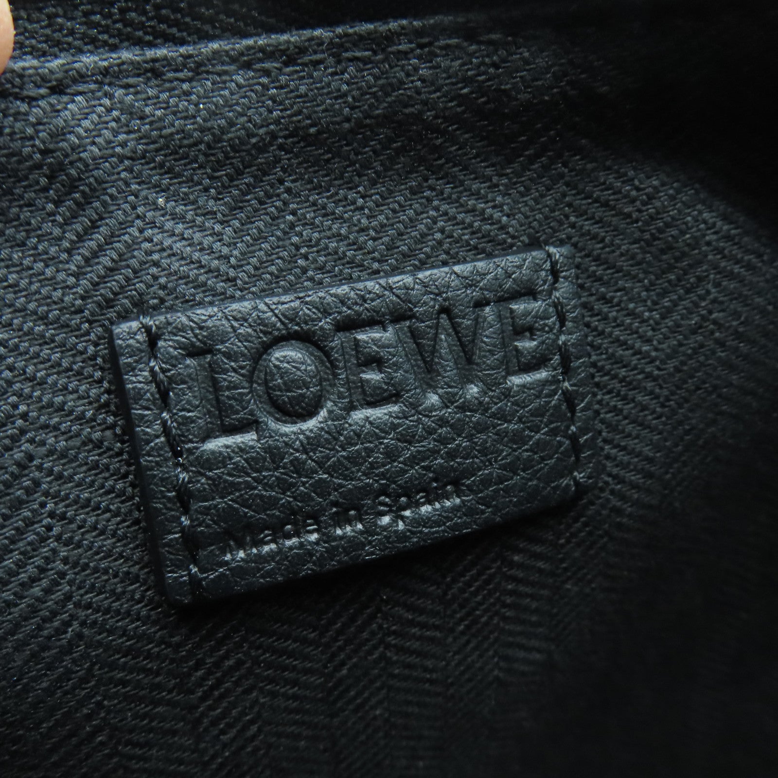 LOEWE 牛皮皮革Mini Hammock Hobo Bag In Classic銀扣手挽肩背兩用袋黑色