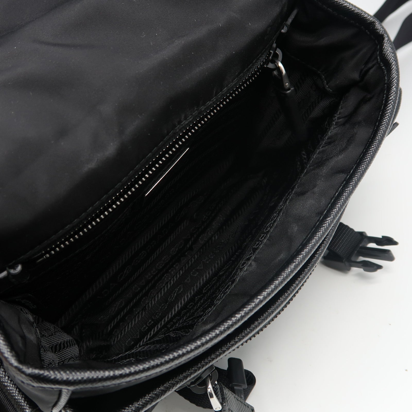 PRADA 再生尼龍/Saffiano皮革Shoulder Bag銀扣肩背袋黑色