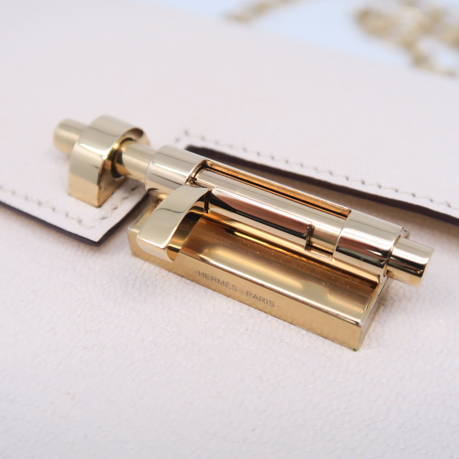 HERMES Chevre皮革Mini Verrou金扣鏈帶肩背袋Nata奶油白色