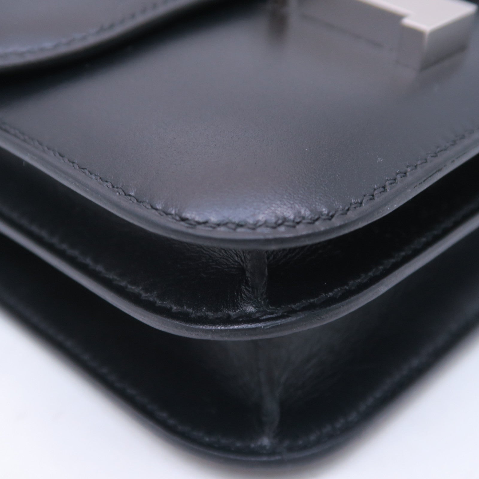 HERMES Tadelakt皮革Constance Mini銀扣肩背袋黑色