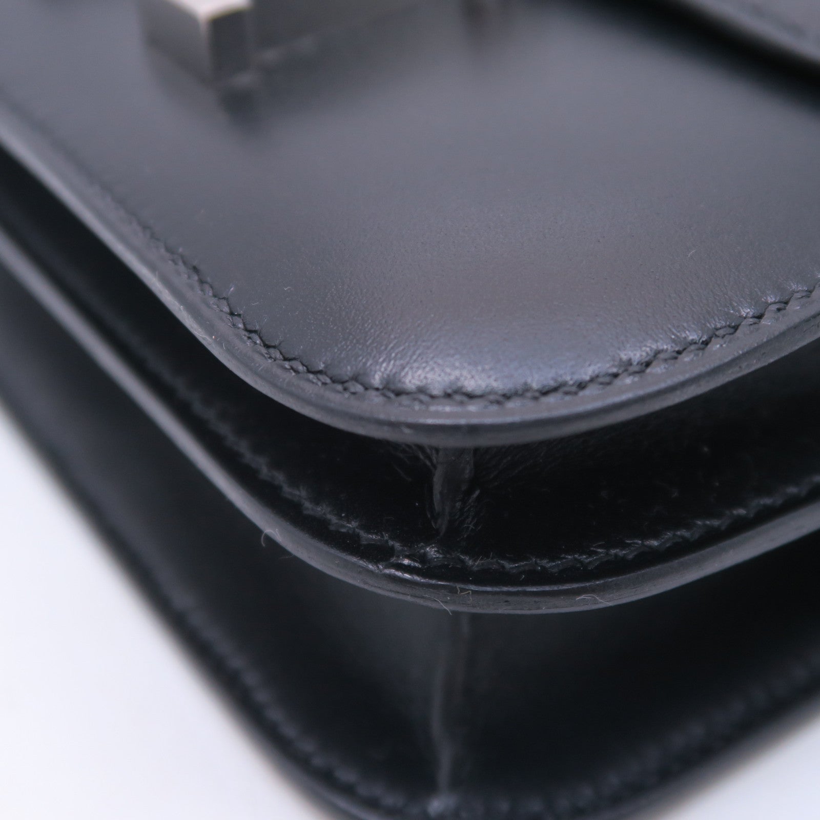 HERMES Tadelakt皮革Constance Mini銀扣肩背袋黑色