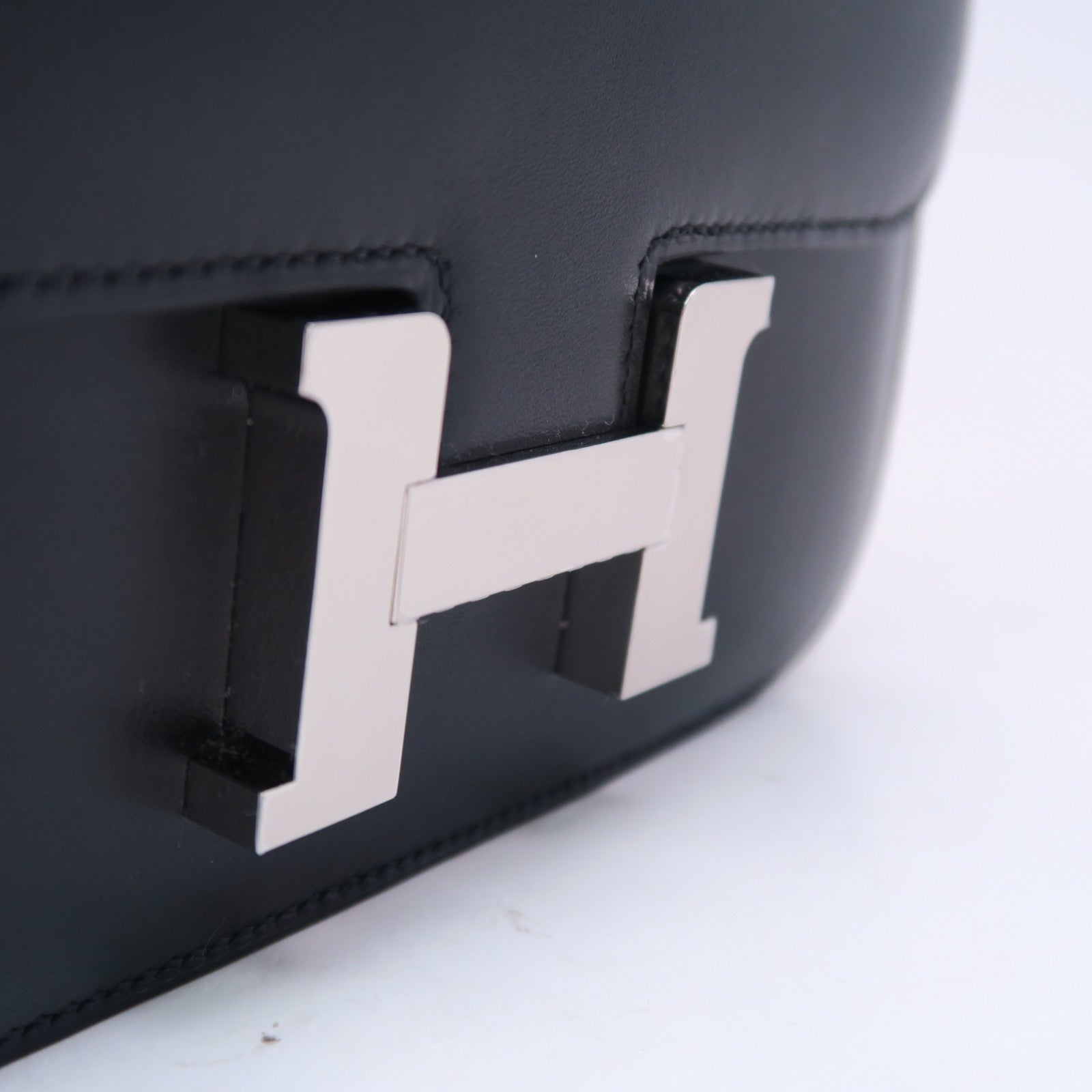 HERMES Tadelakt皮革Constance Mini銀扣肩背袋黑色