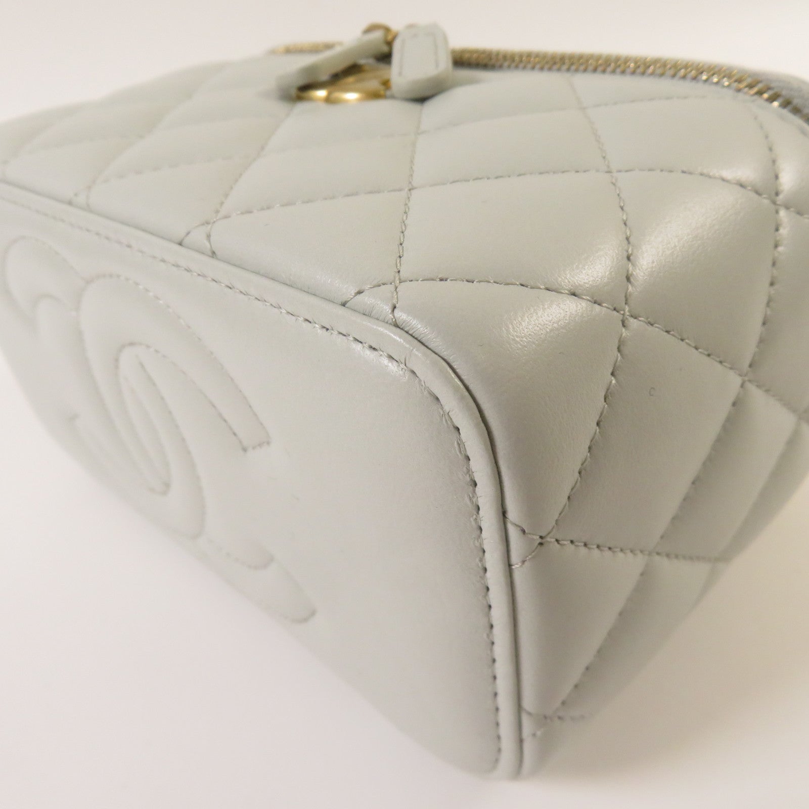 CHANEL 菱格羊皮皮革Vanity Case金扣鏈帶肩背袋淺藍色