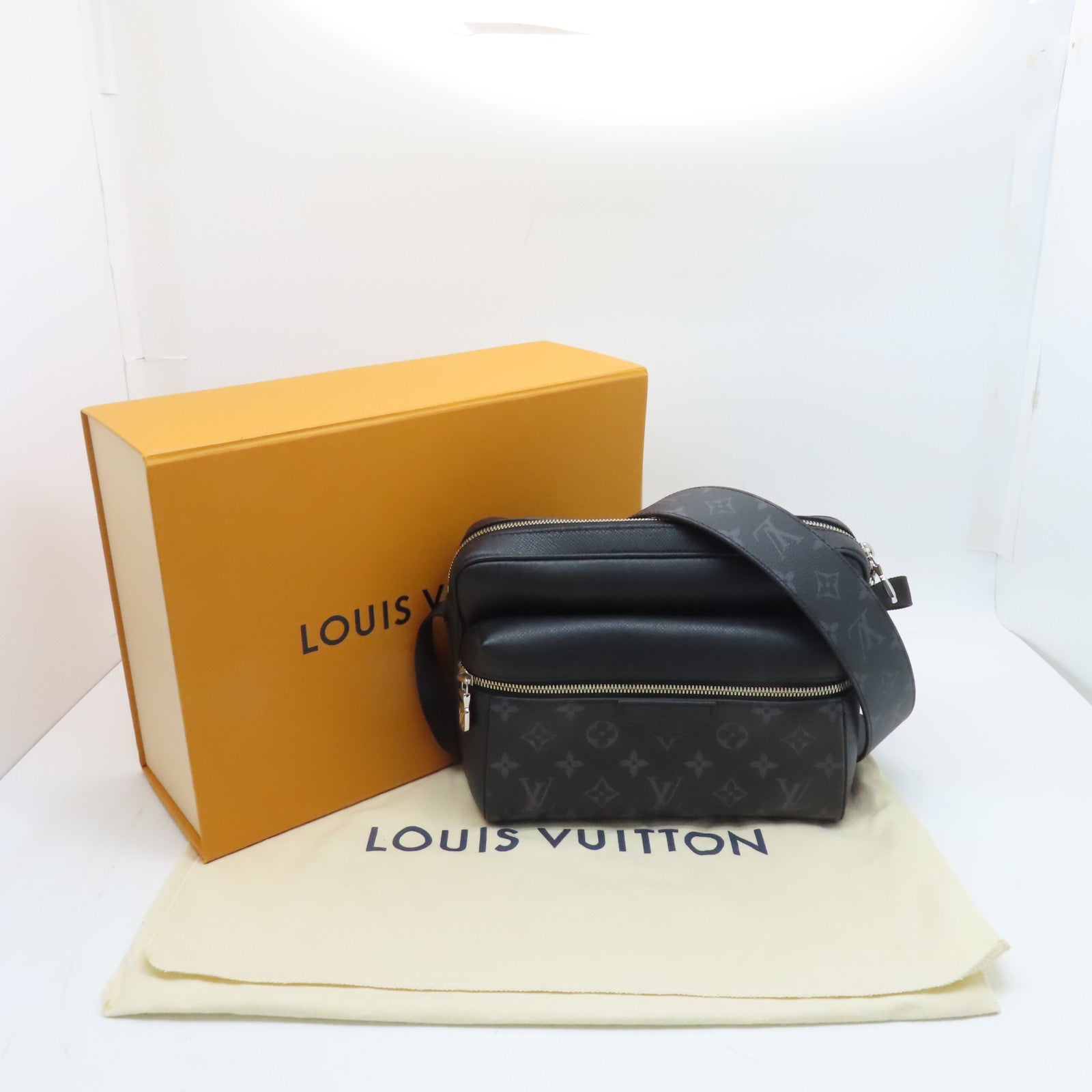 LOUIS VUITTON Monogram Eclipes Outdoor銀扣肩背袋黑色