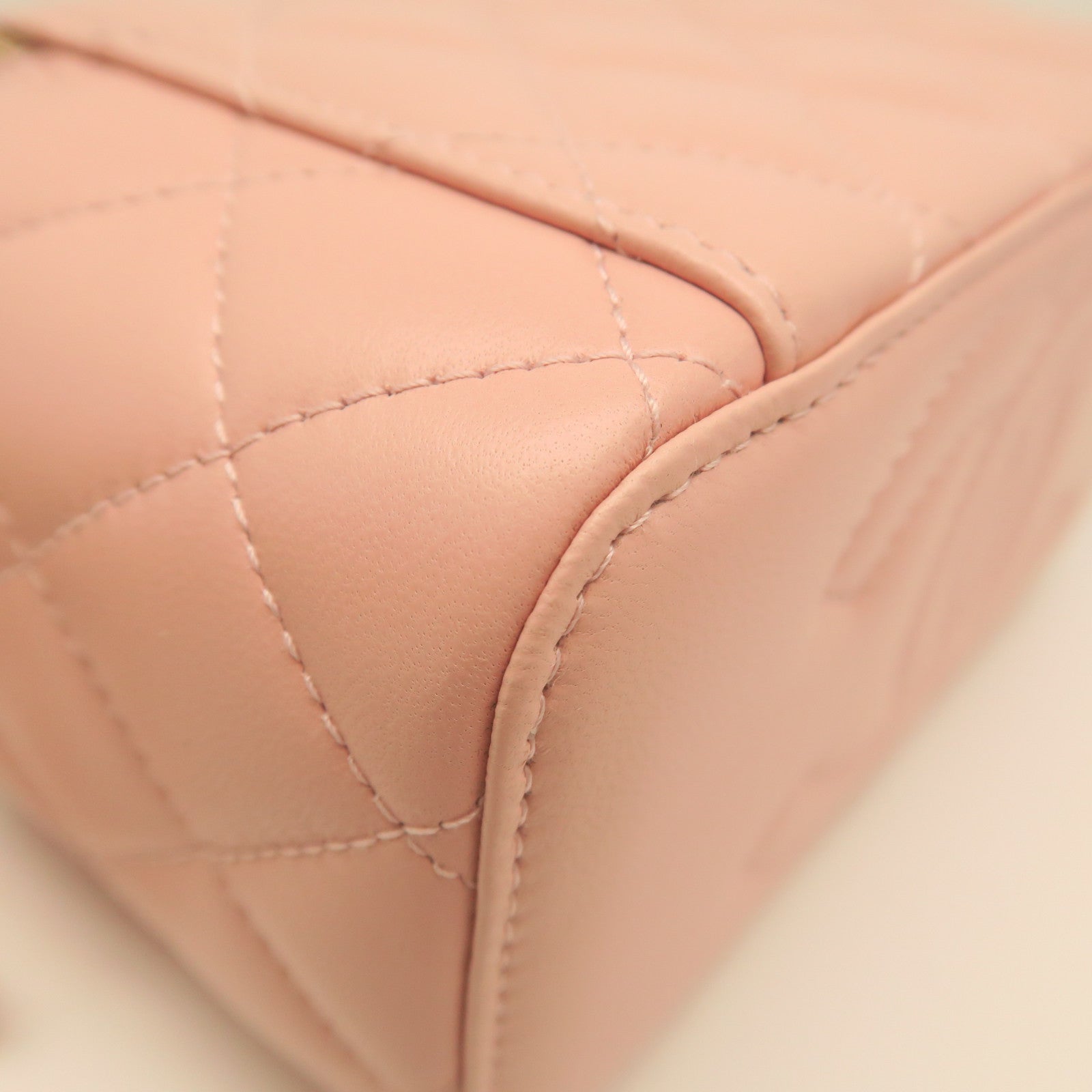 CHANEL Diamond Sheepskin Leather Vanity Case Gold Buckle Shoulder Bag Pink