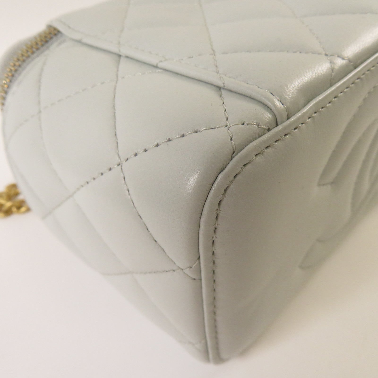 CHANEL 菱格羊皮皮革Vanity Case金扣鏈帶肩背袋淺藍色