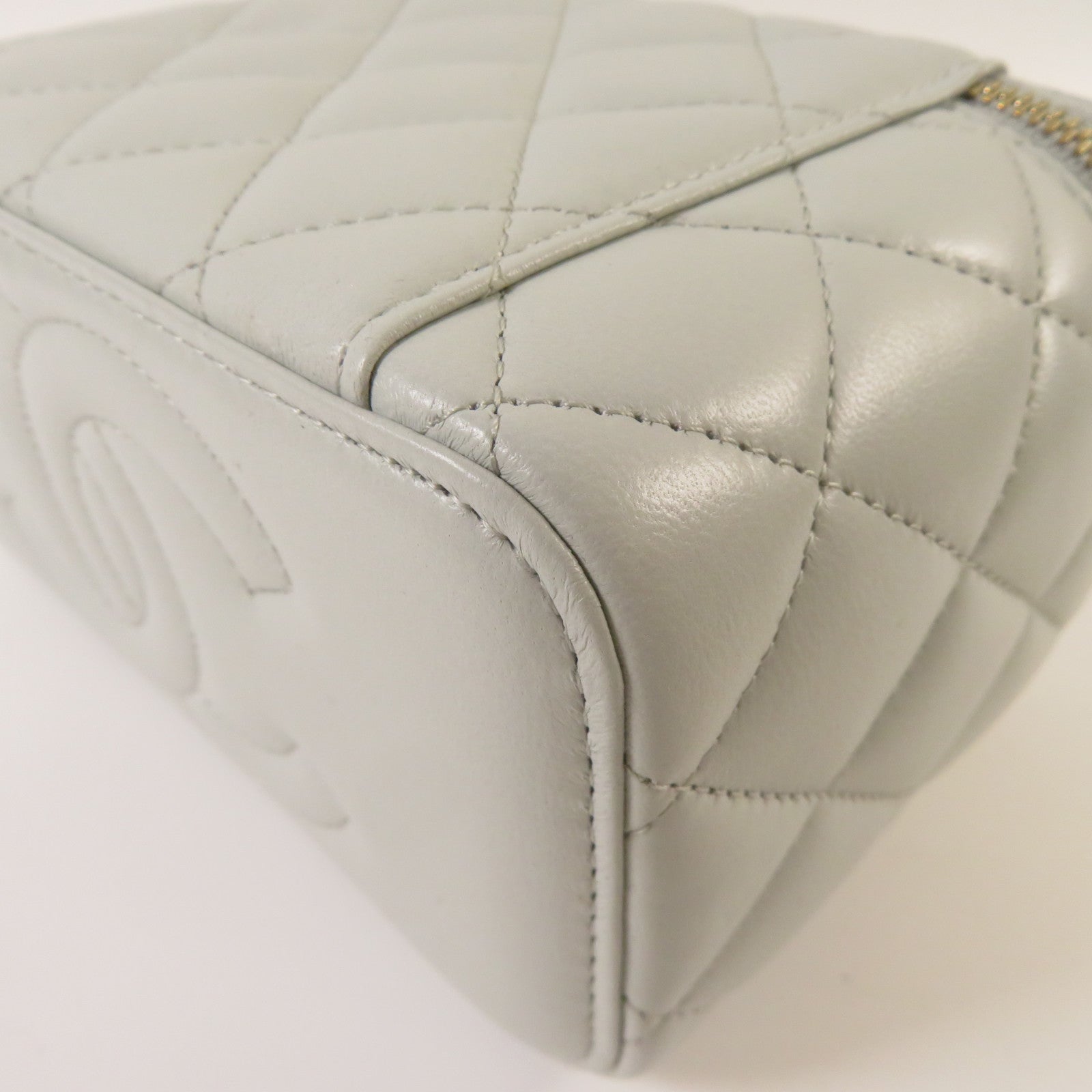 CHANEL 菱格羊皮皮革Vanity Case金扣鏈帶肩背袋淺藍色