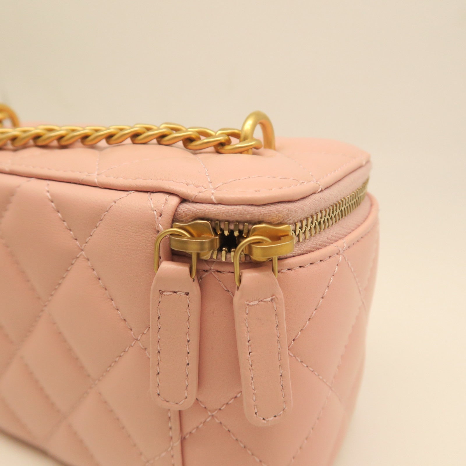 CHANEL Diamond Sheepskin Leather Vanity Case Gold Buckle Shoulder Bag Pink