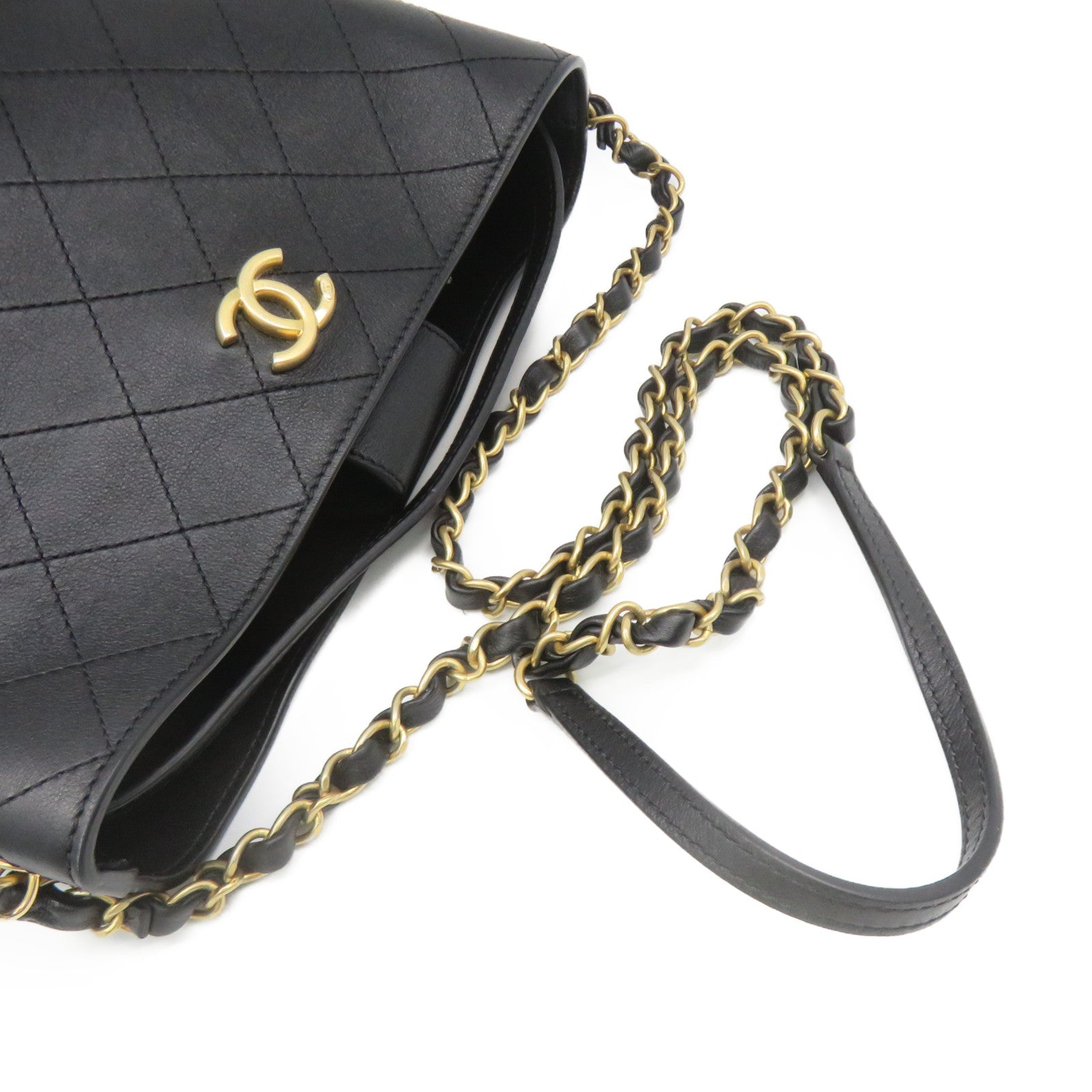 CHANEL Lingge cowhide leather Bucket Bag gold buckle chain belt handle shoulder bag black
