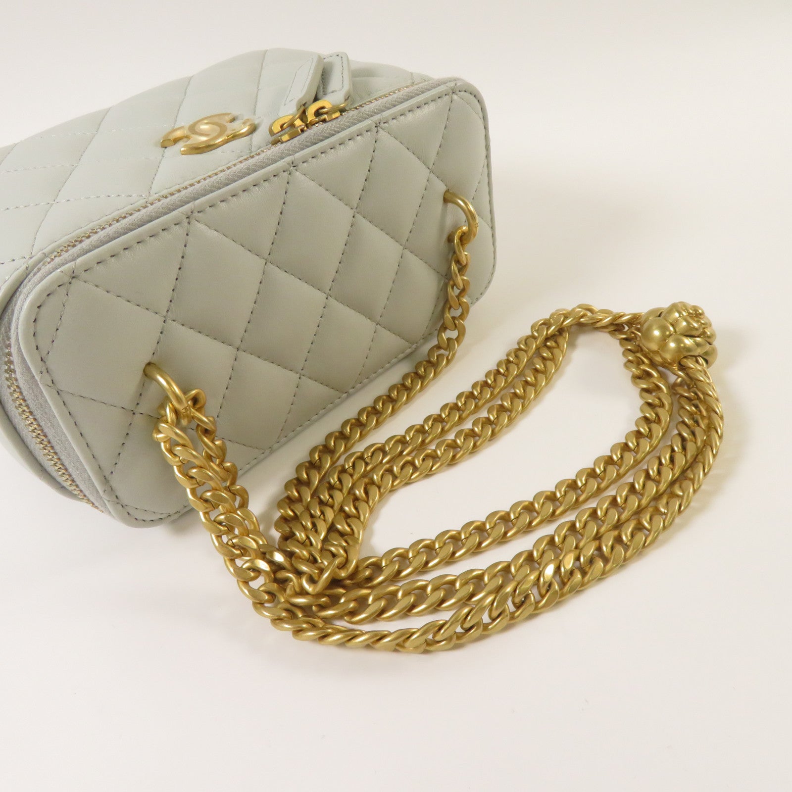 CHANEL 菱格羊皮皮革Vanity Case金扣鏈帶肩背袋淺藍色
