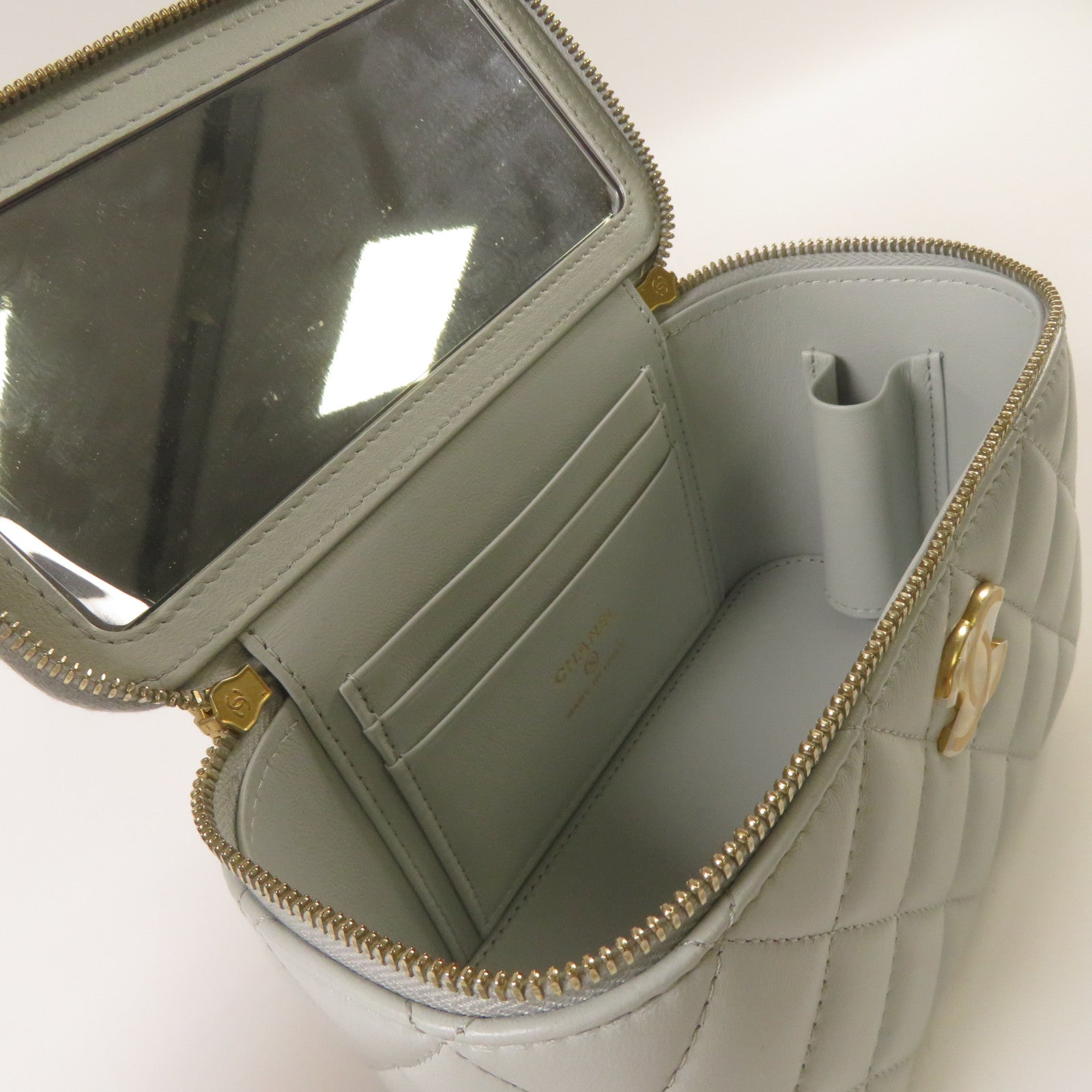 CHANEL 菱格羊皮皮革Vanity Case金扣鏈帶肩背袋淺藍色