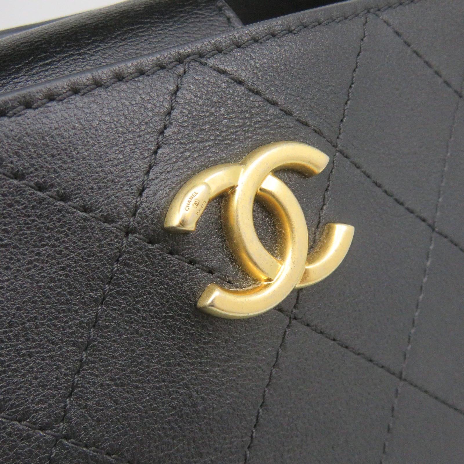 CHANEL Lingge cowhide leather Bucket Bag gold buckle chain belt handle shoulder bag black
