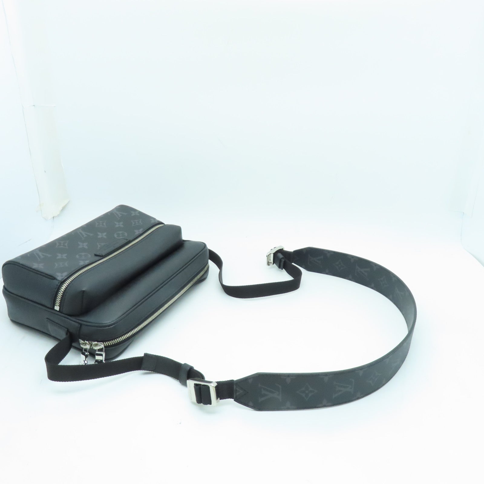 LOUIS VUITTON Monogram Eclipes Outdoor銀扣肩背袋黑色