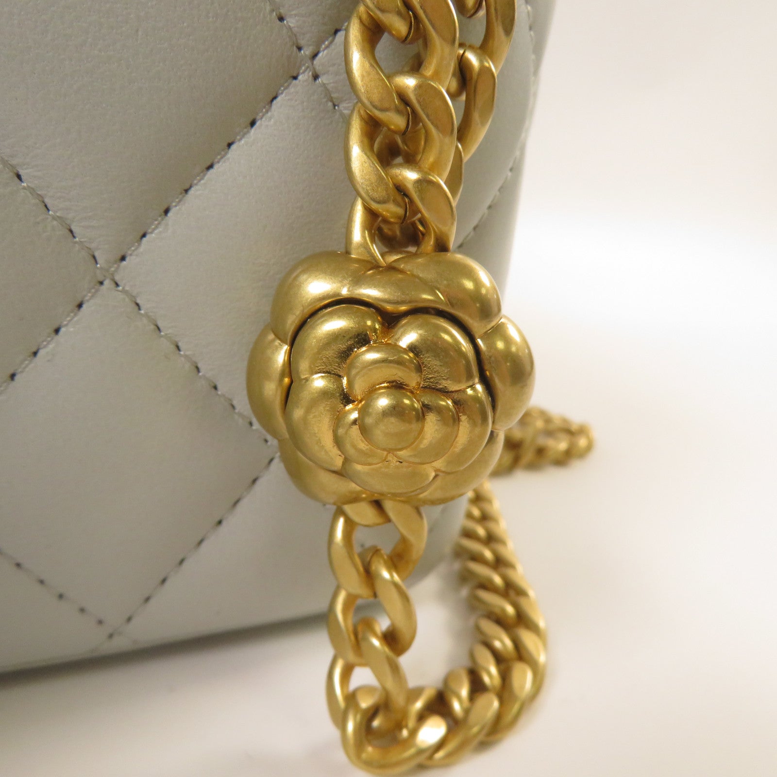 CHANEL 菱格羊皮皮革Vanity Case金扣鏈帶肩背袋淺藍色