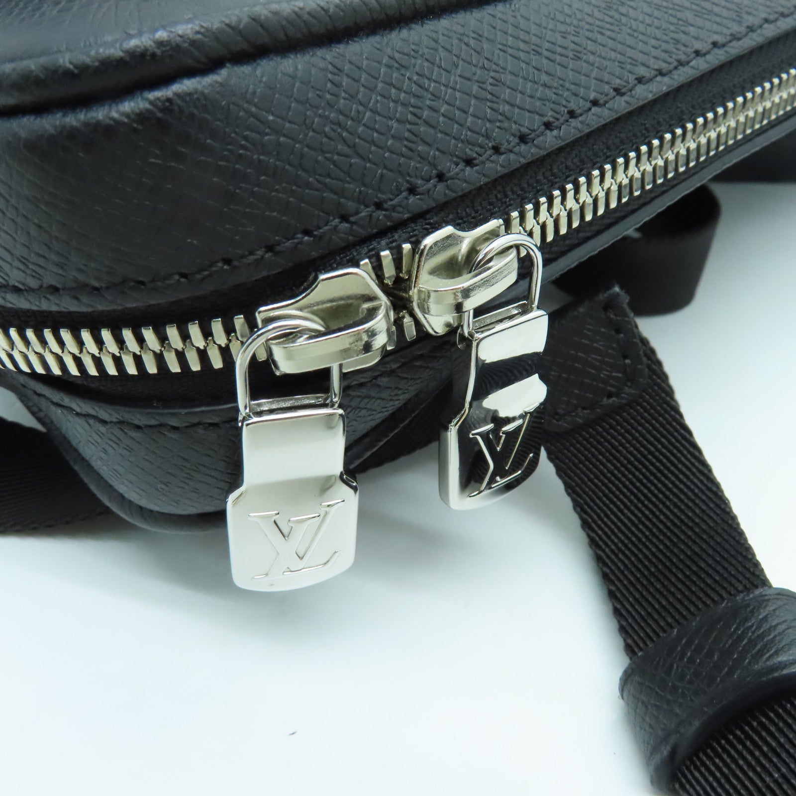 LOUIS VUITTON Monogram Eclipes Outdoor銀扣肩背袋黑色