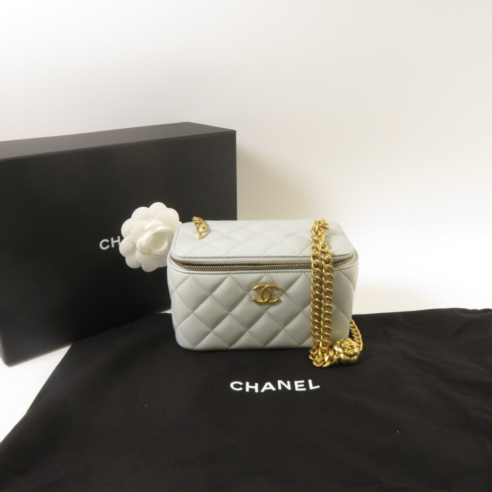 CHANEL 菱格羊皮皮革Vanity Case金扣鏈帶肩背袋淺藍色