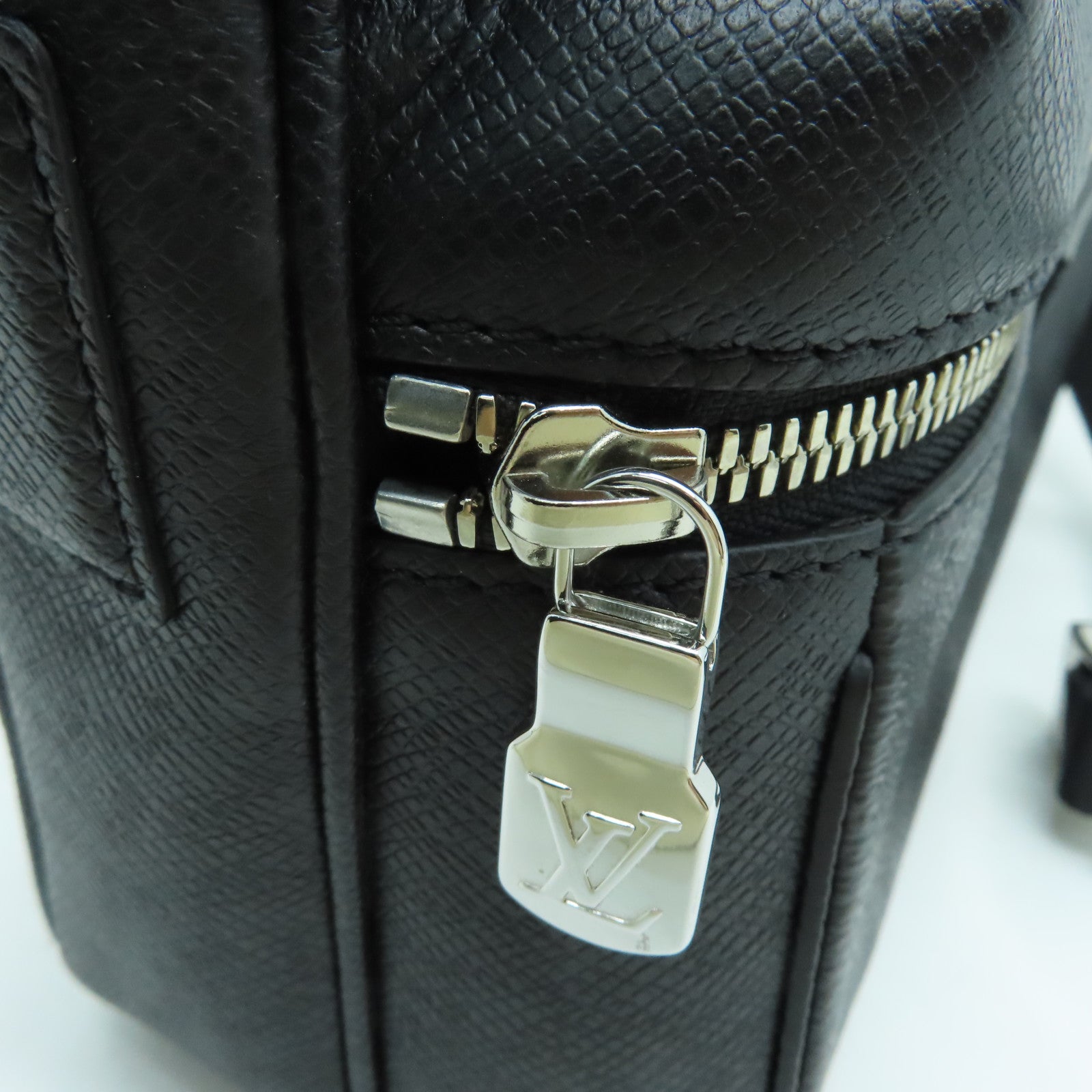 LOUIS VUITTON Monogram Eclipes Outdoor銀扣肩背袋黑色