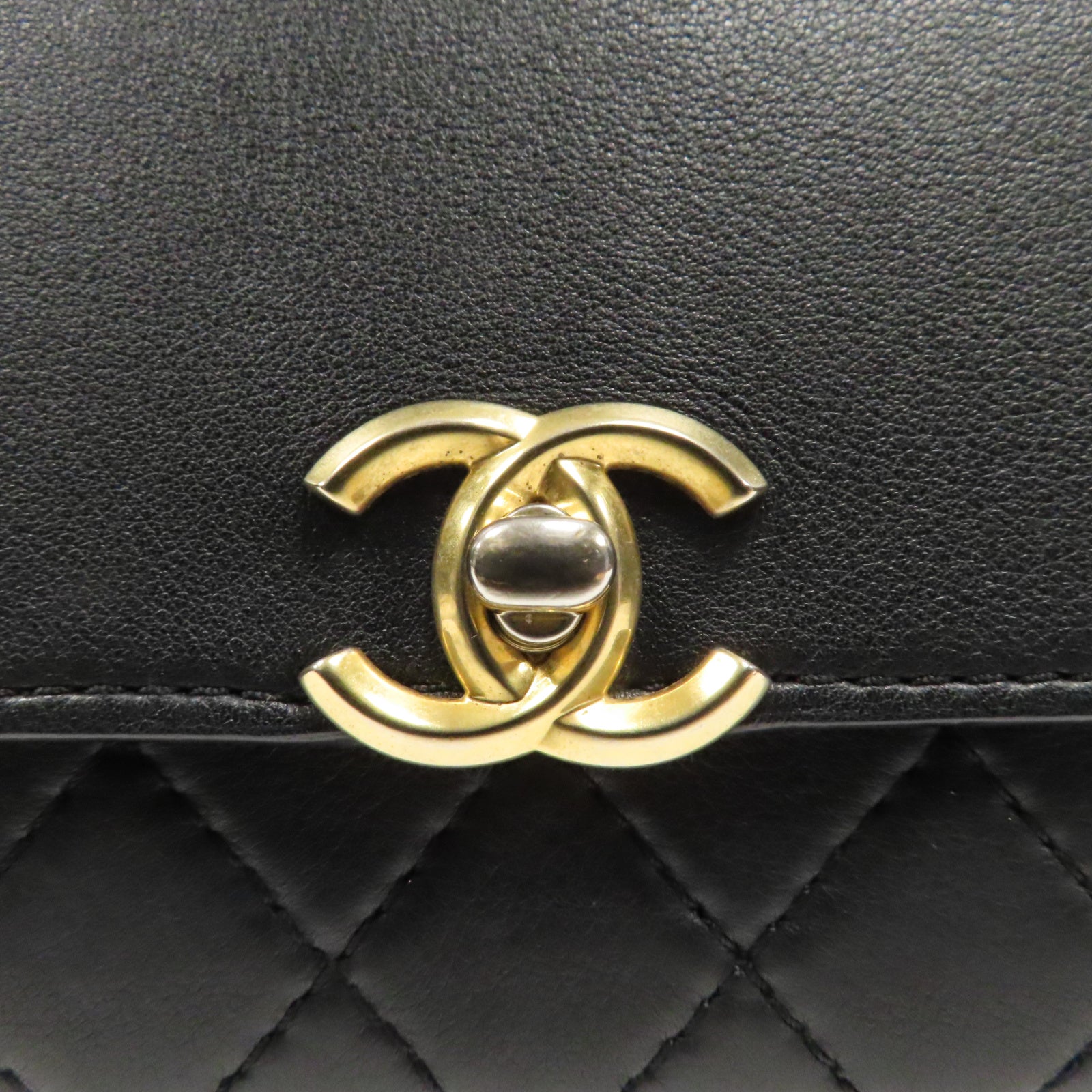 CHANEL 菱格牛皮皮革Chain Shoulder金扣鏈帶肩背袋黑色