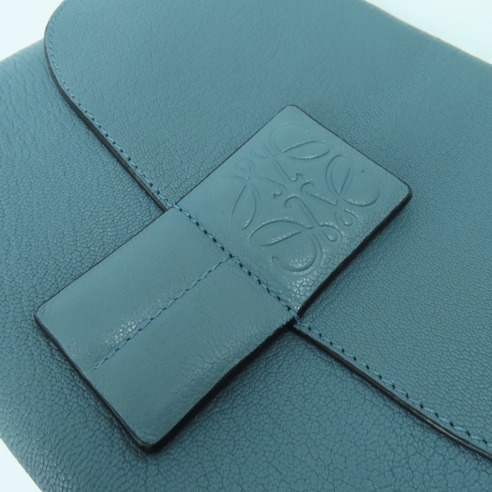 LOEWE 牛皮皮革Avenue Shoulder Bag金扣鏈帶肩背袋淺藍色