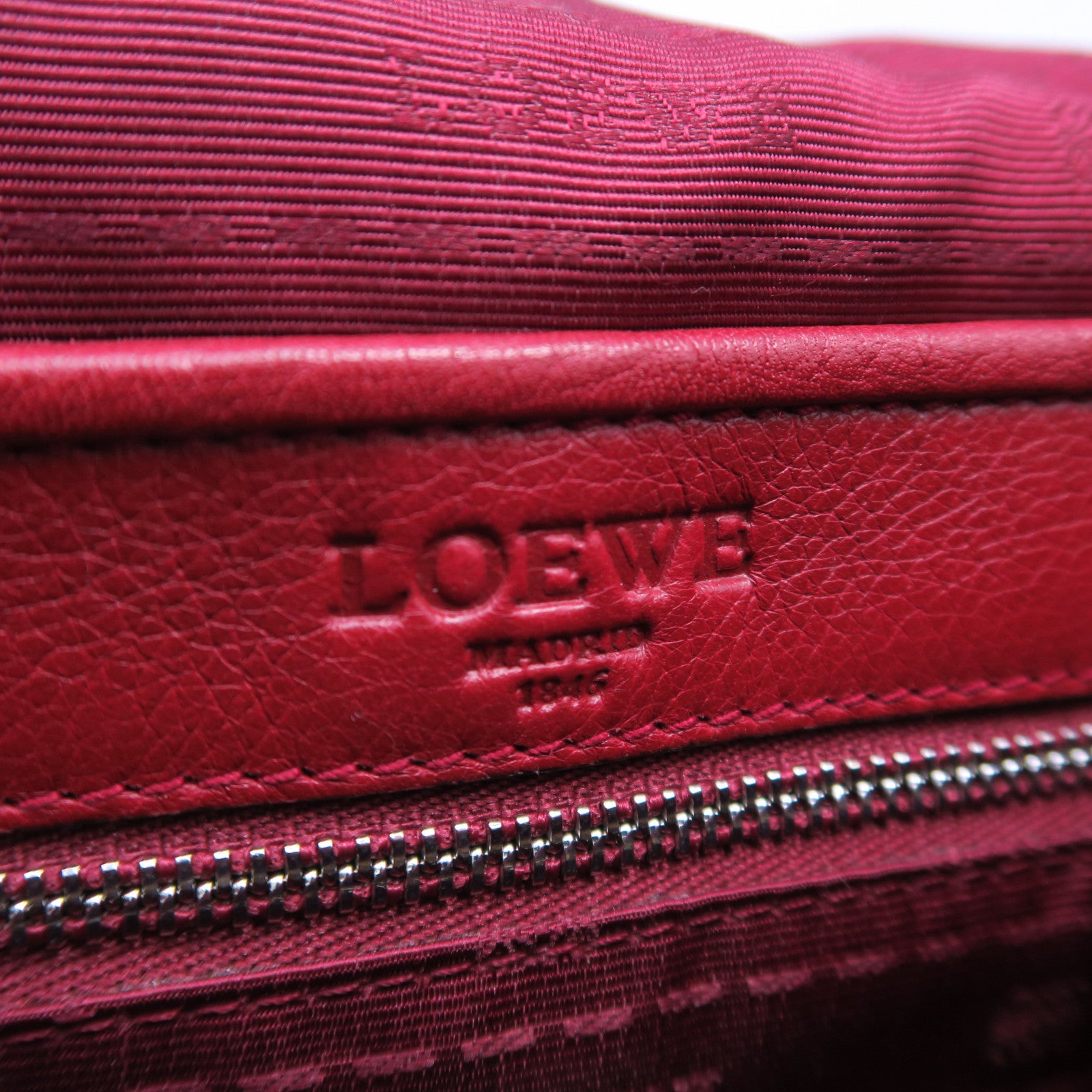 LOEWE 牛皮皮革Shoulder Bag銀扣肩背袋紅色