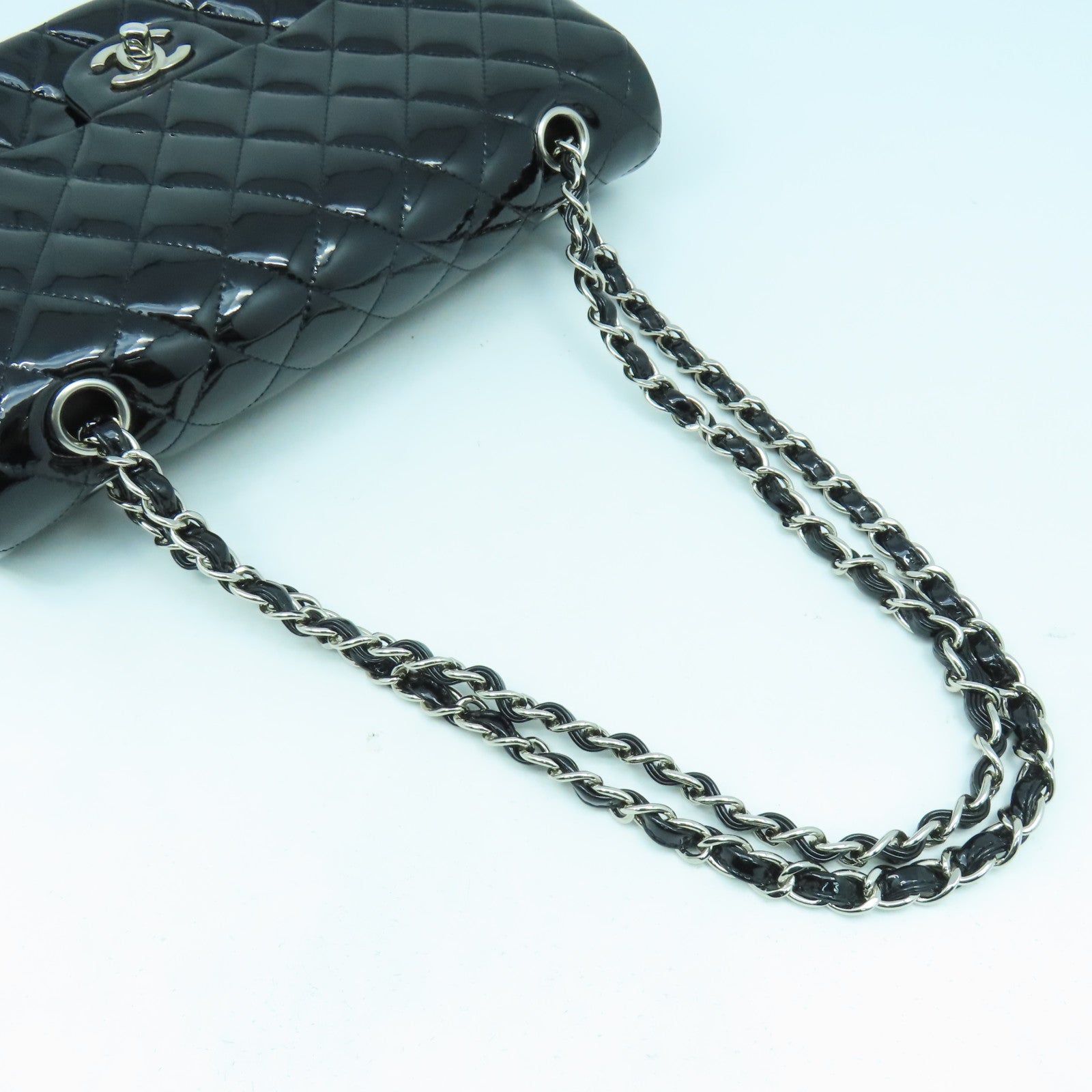 CHANEL 菱格漆皮皮革Classic 25cm銀扣鏈帶肩背袋黑色