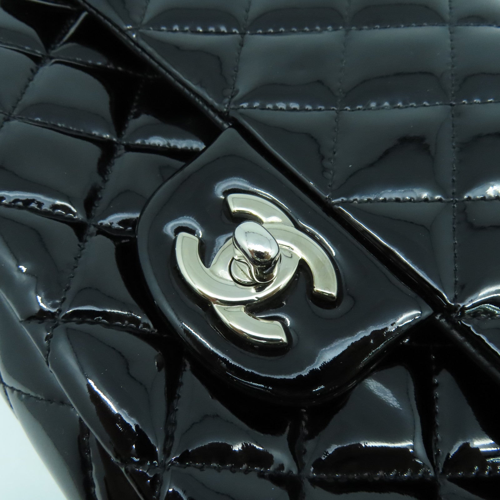 CHANEL 菱格漆皮皮革Classic 25cm銀扣鏈帶肩背袋黑色