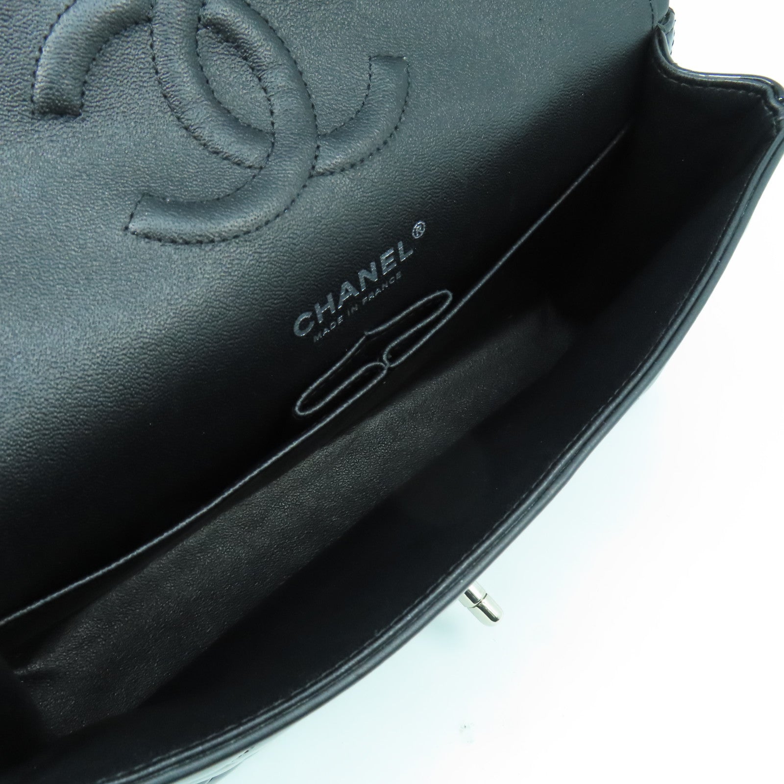 CHANEL 菱格漆皮皮革Classic 25cm銀扣鏈帶肩背袋黑色