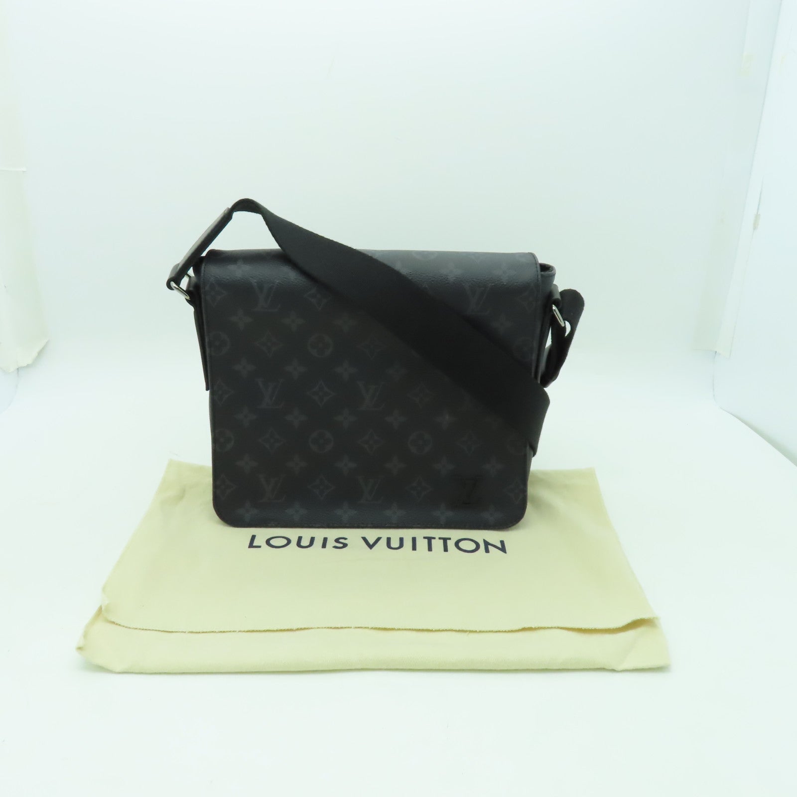 LOUIS VUITTON Monogram Eclipse District PM銀扣肩背袋黑色/灰色