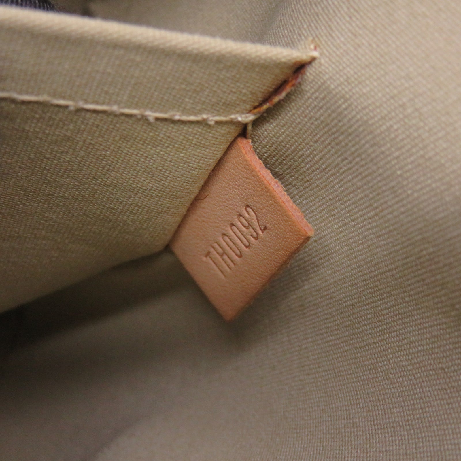 LOUIS VUITTON Vernis Lead MM金扣肩背袋淡黄色