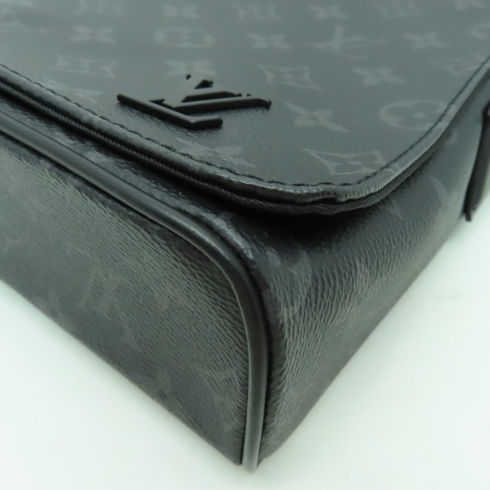 LOUIS VUITTON Monogram Eclipse District PM銀扣肩背袋黑色/灰色