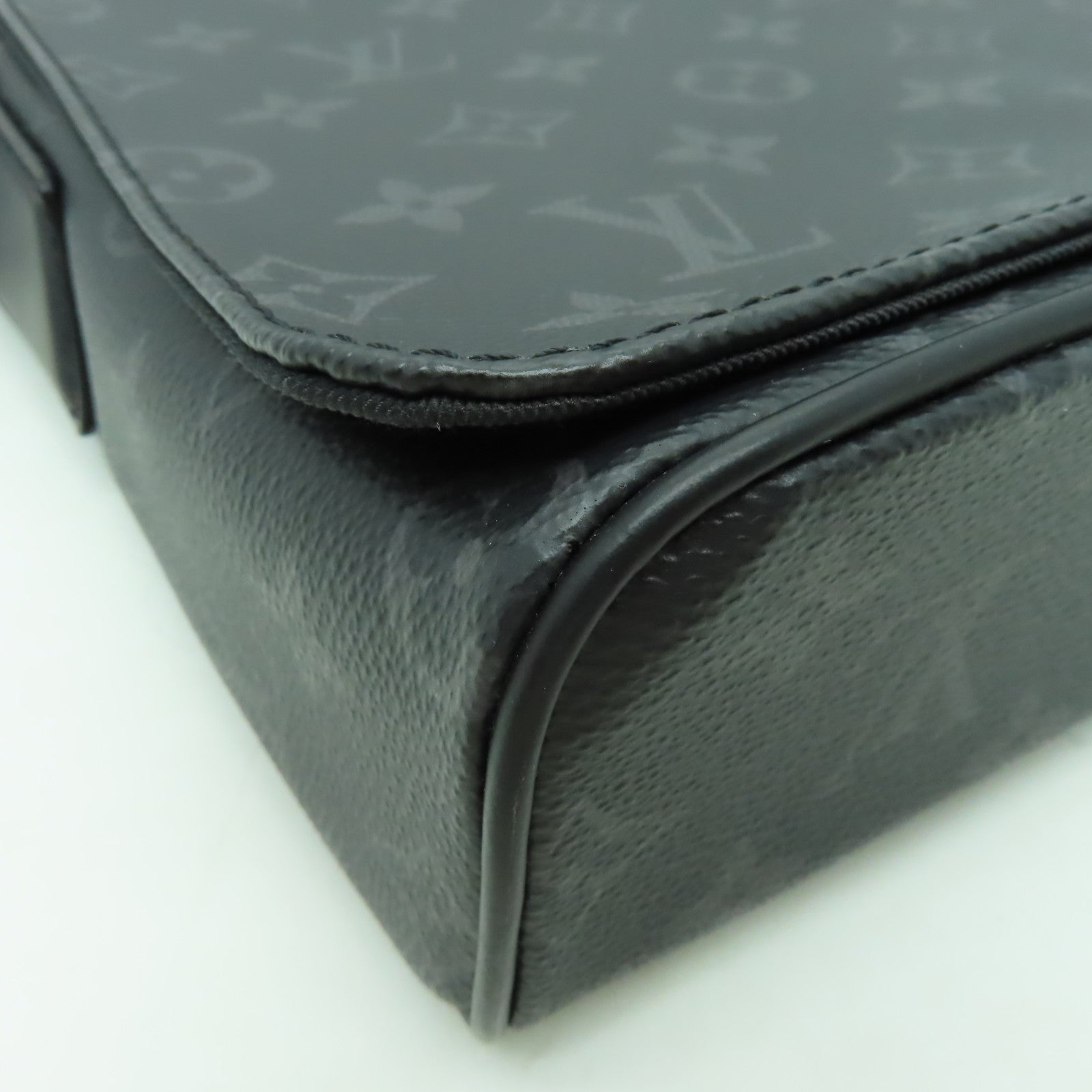 LOUIS VUITTON Monogram Eclipse District PM銀扣肩背袋黑色/灰色